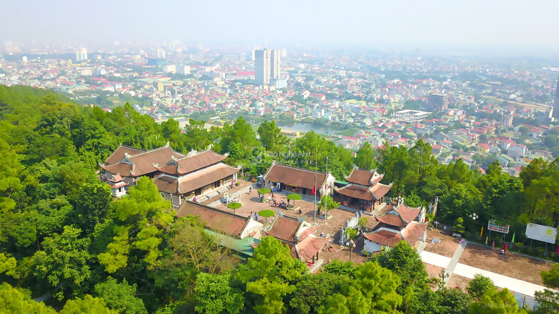 mot-goc-thanh-pho-vinh-nhin-tu-nui-dung-quyet-anh-sach-nguyen.jpg