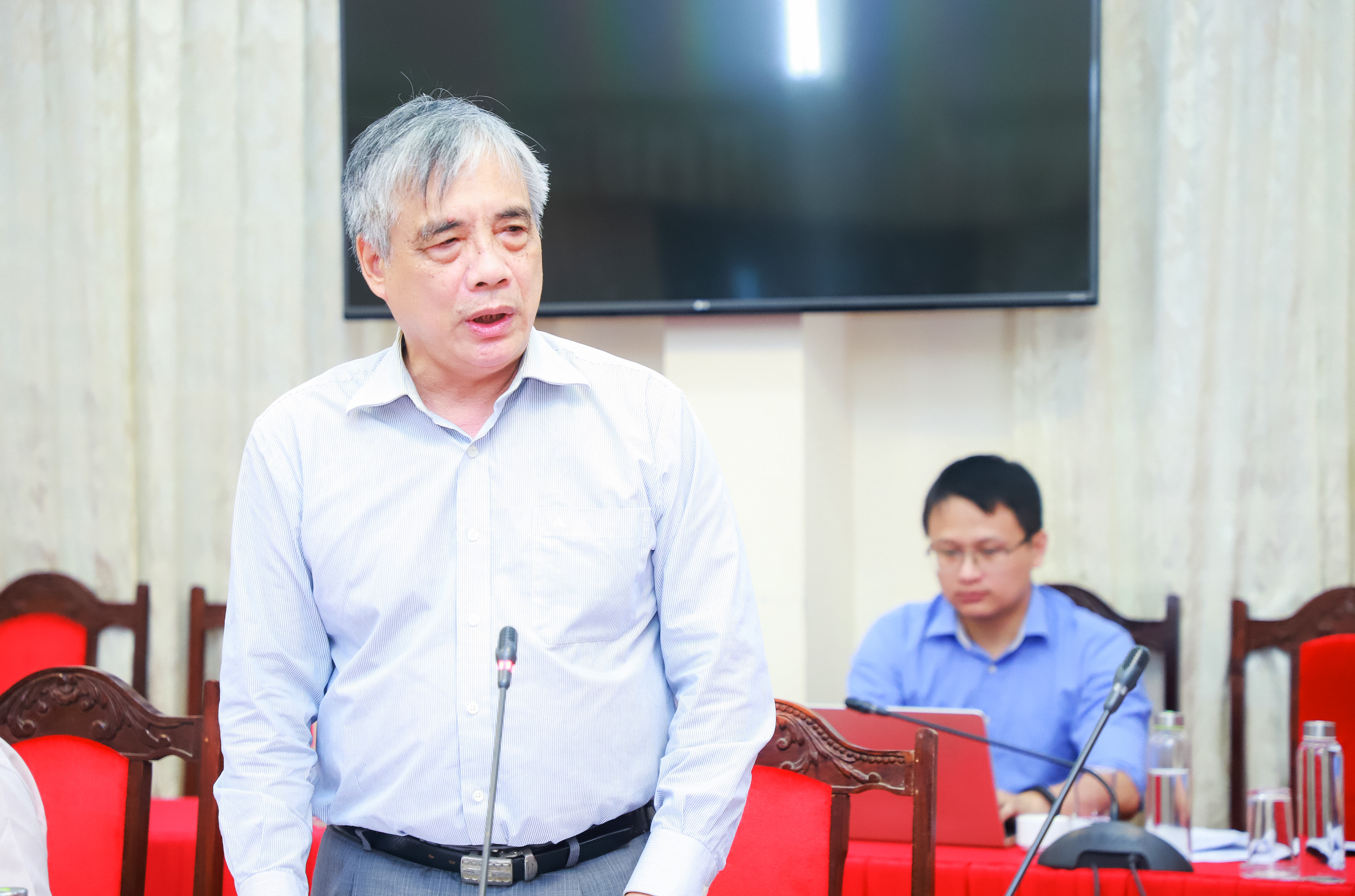 1--PGS-TS-Tran-Dinh-Thien---nguyen-Vien-truong-Vien-Kinh-te-Viet-Nam-To-pho-To-Tu-van-kinh-te---xa-hoi-cua-tinh.JPG
