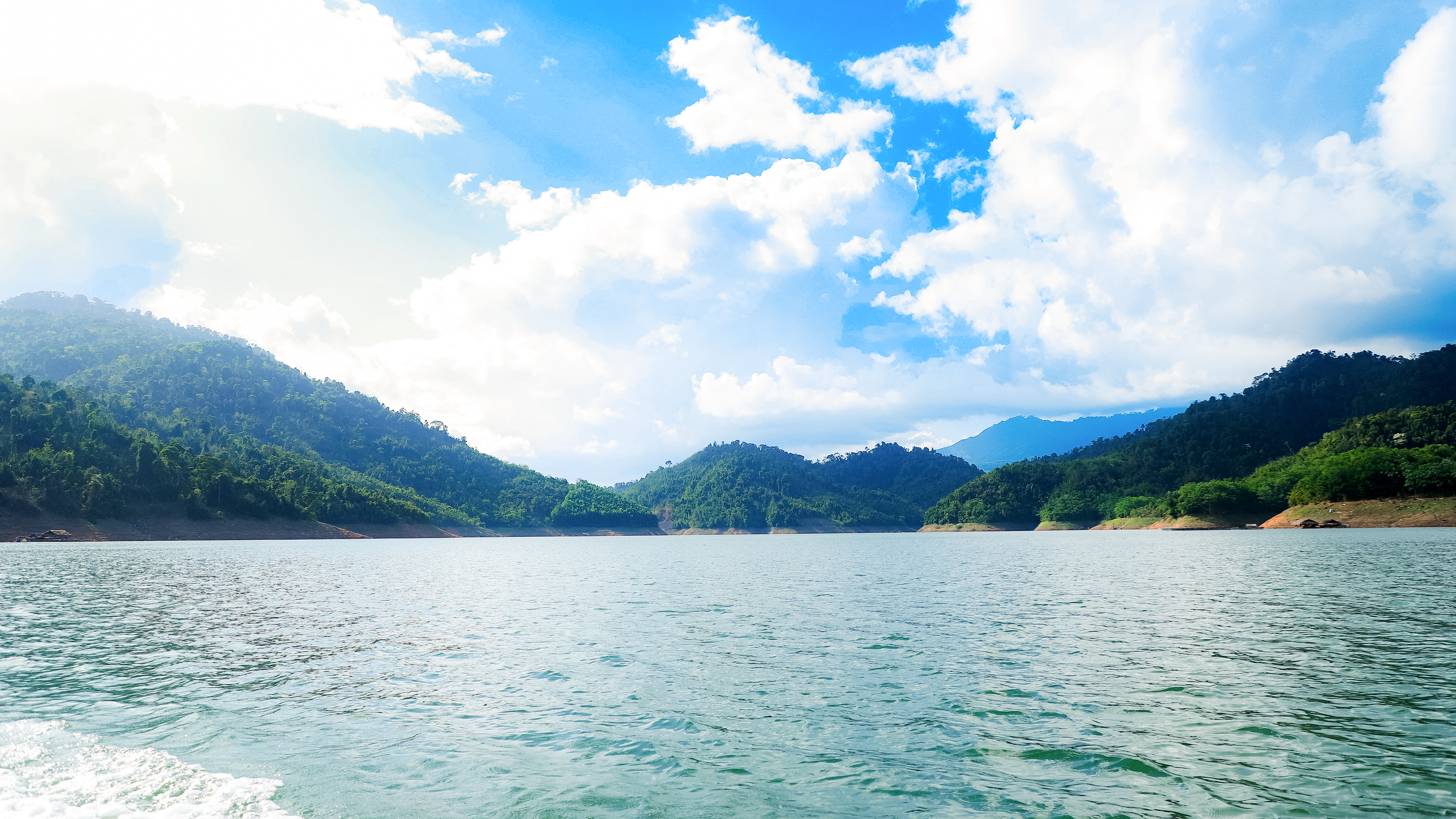 3--Vung-long-ho-thuy-dien-Hua-Na-huyen-Que-Phong-co-nhieu-tiem-nang-de-phat-du-lich.JPG