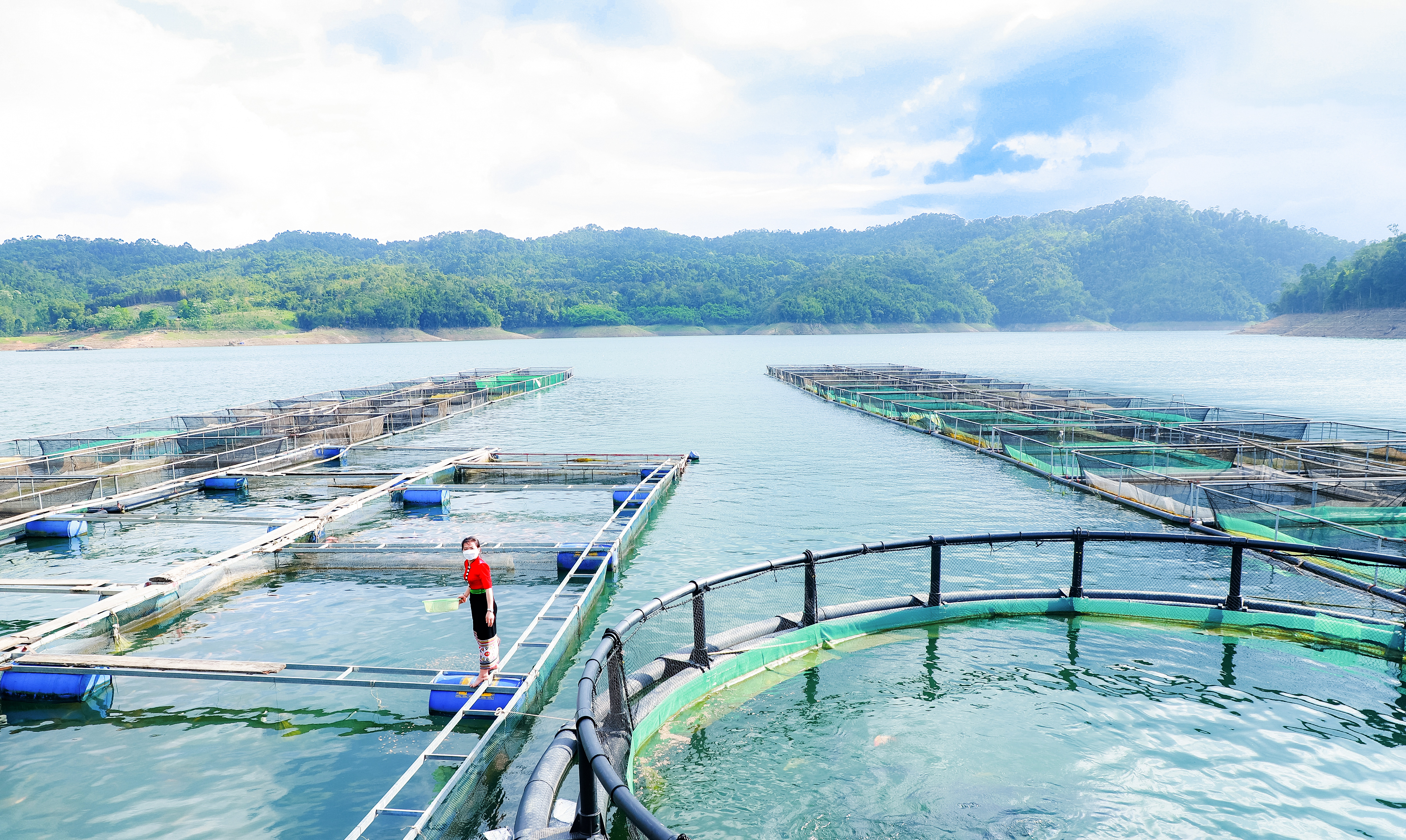 4--Nuoi-ca-tren-long-ho-thuy-dien-Hua-Na-huyen-Que-Phong.JPG