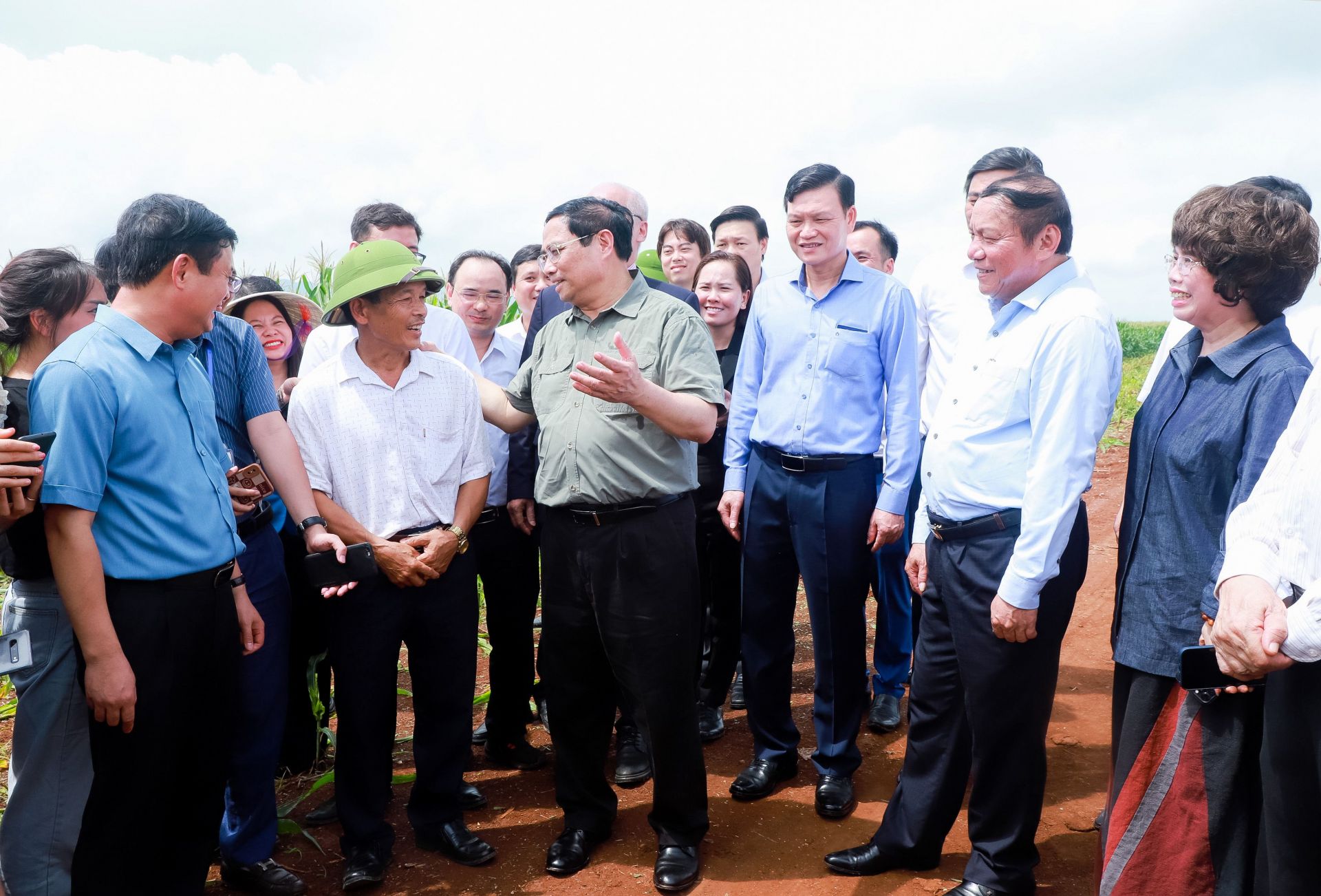 5--thu-tuong-chinh-phu-pham-minh-chinh-tro-chuyen-cung-nong-dan-huyen-nghia-dan-khi-ve-khao-sat-mot-so-du-an-dau-tu-vao-linh-vuc-nong-nghiep-cua-tap-doan-th.jpg