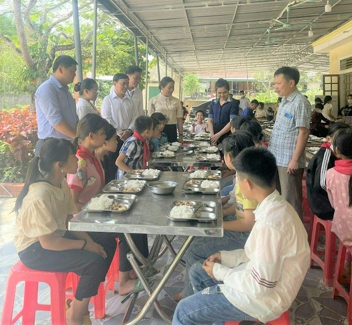 doan-giam-sat-con-cuong-che-do-dinh-duong-cua-cac-em-truong-ptdt-ban-tru-tieu-hoc-don-phuc.jpg