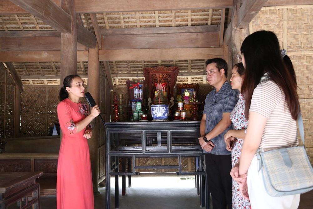thuyet-minh-vien-gioi-thieu-ve-cuoc-doi-su-nghiep-tong-bi-thu-le-hong-phong-2327.jpg