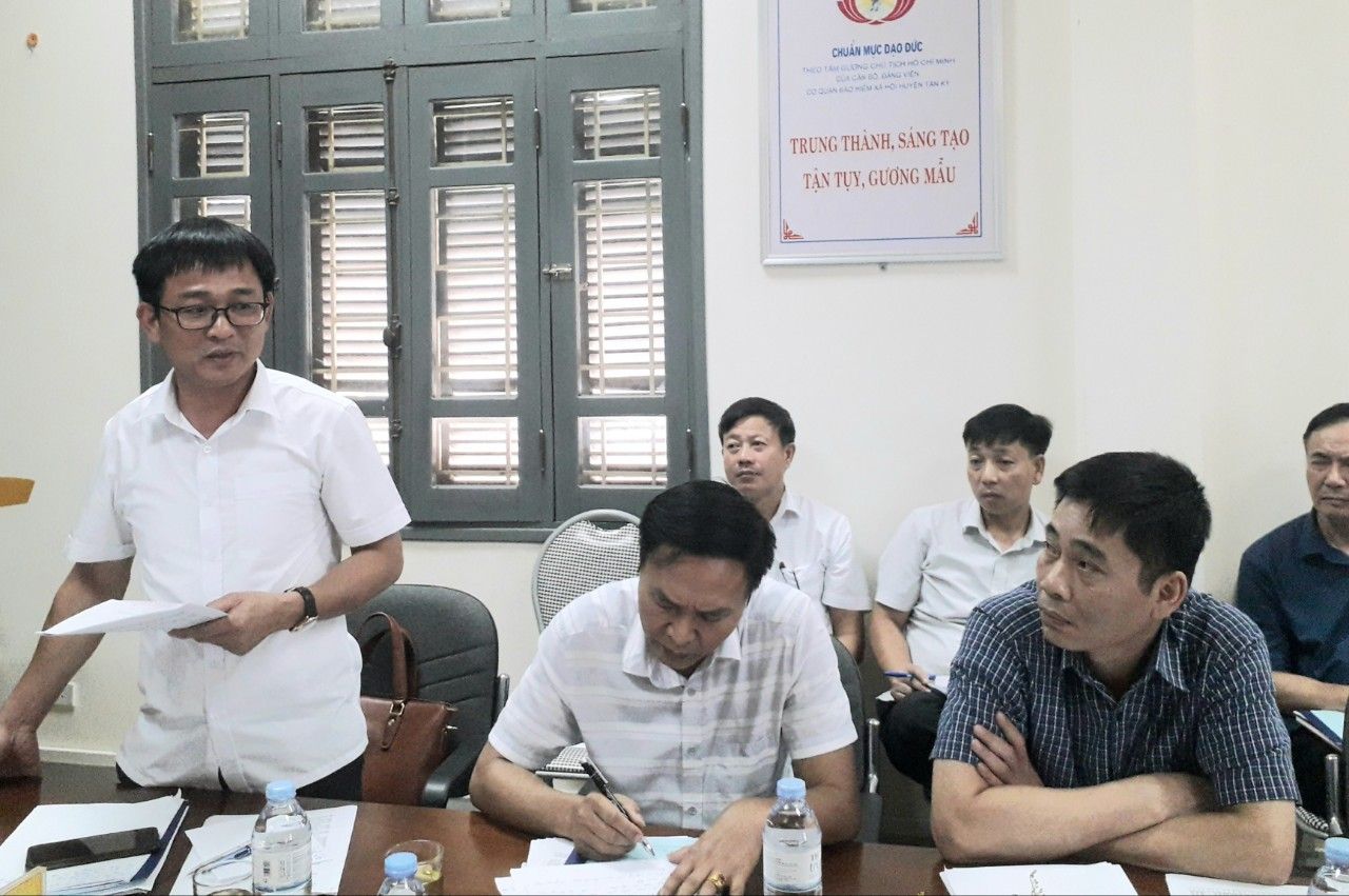 dong-chi-nguyen-van-thuc---pho-chu-tich-ubnd-huyen-tan-ky-phat-bieu-lam-ro-mot-so-van-de-nhat-la-cac-giai-phap-huyen-da-trien-khai-de-dua-cac-doi-tuong-anh-huong-boi-quyet-dinh-861-quay-tro-lai-tham-gia--bhyt.jpg