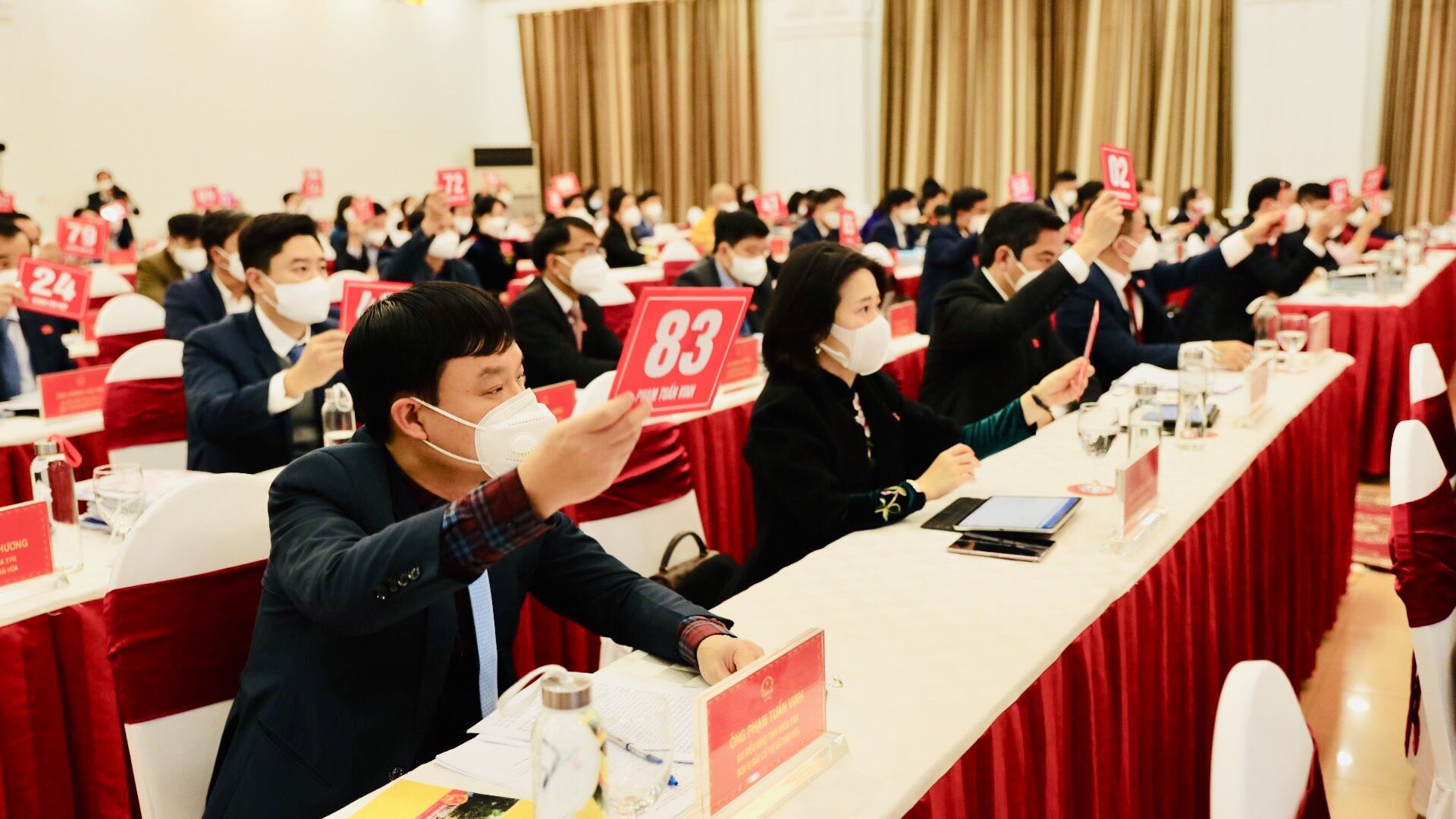 cac-dai-bieu-hdnd-tinh-bieu-quyet-thong-qua-nghi-quyet-tai-ky-hop-thu-4-hdnd-tinh-1.jpg