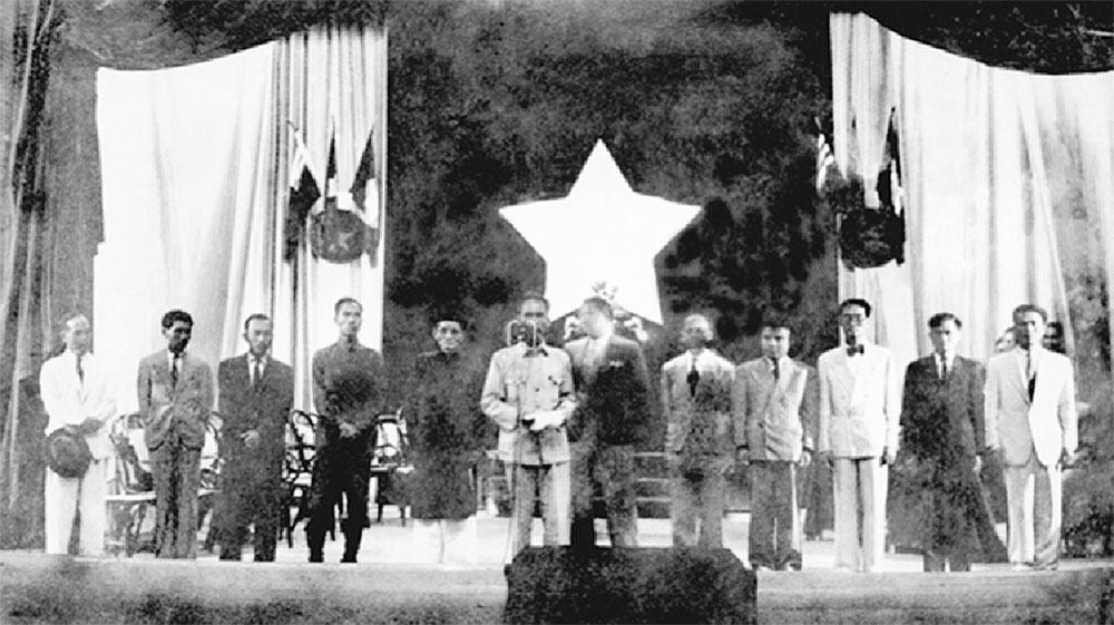 chu-tich-ho-chi-minh-cung-cac-thanh-vien-cua-chinh-phu-tuyen-the-nham-chuc-tai-ky-hop-thu-nhat-quoc-hoi-khoa-i-4053.jpg