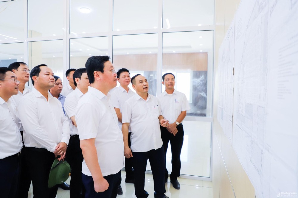 chu-tich-ubnd-tinh-nguyen-duc-trung-lam-viec-tai-anh-son-anh-pham-bang-2325.jpg