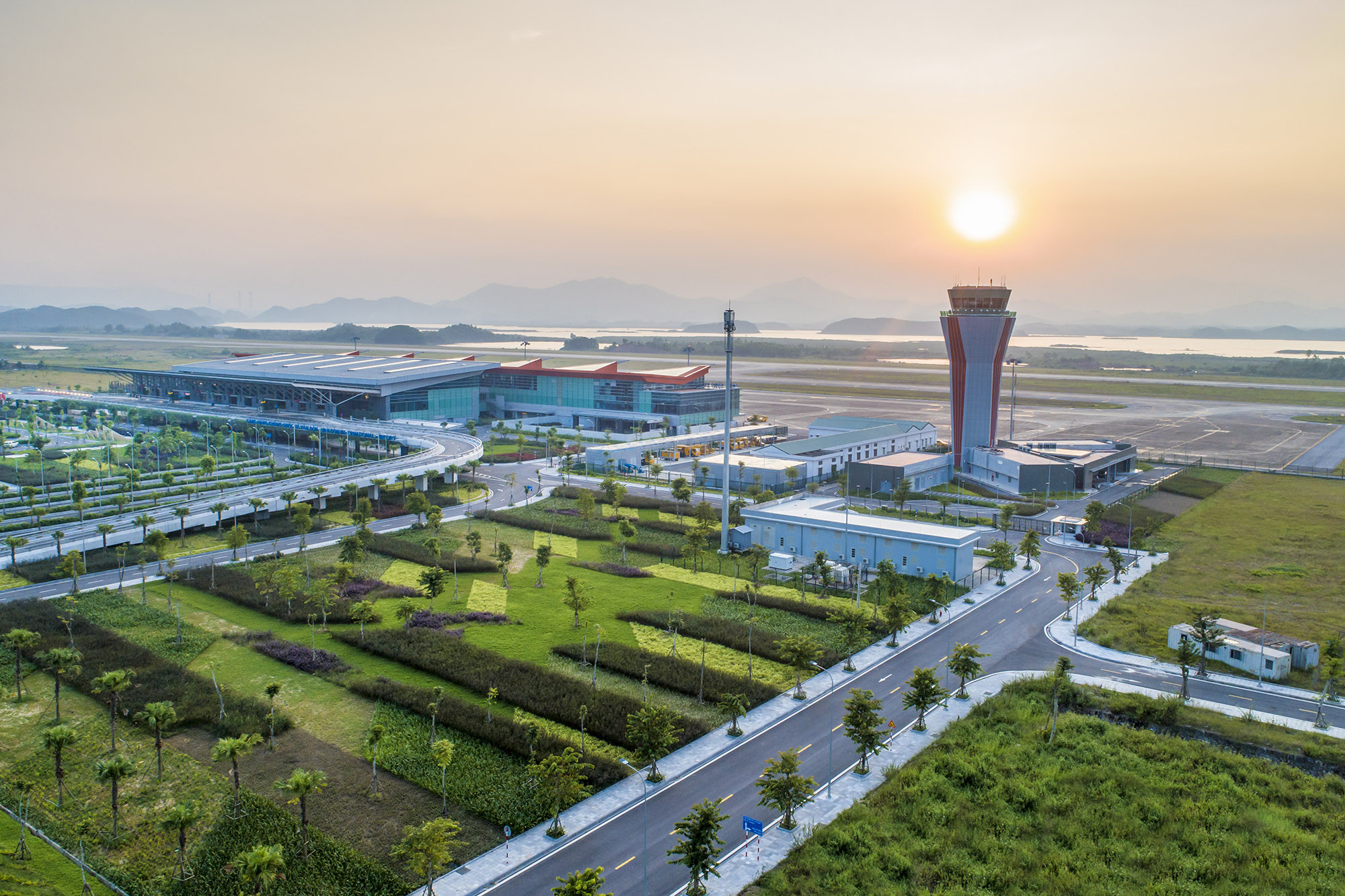 san-bay-van-don-la-san-bay-tu-nhan-dau-tien-dap-ung-nhu-cau-di-lai-hap-hang-hoa-1130.jpg