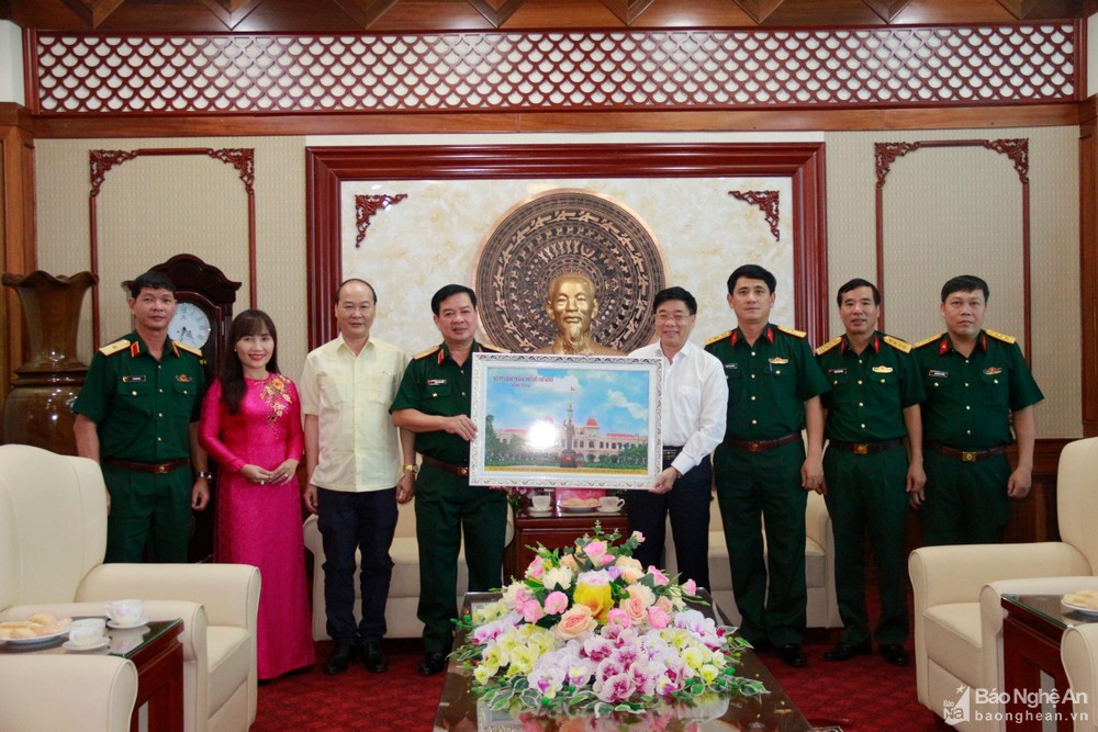 bna-doan-cong-tac-cua-bo-tu-lenh-thanh-pho-ho-chi-minh-chao-xa-giao-va-tang-qua-luu-niem-toi-tinh-nghe-an-anh-hoang-anh-3239.jpg