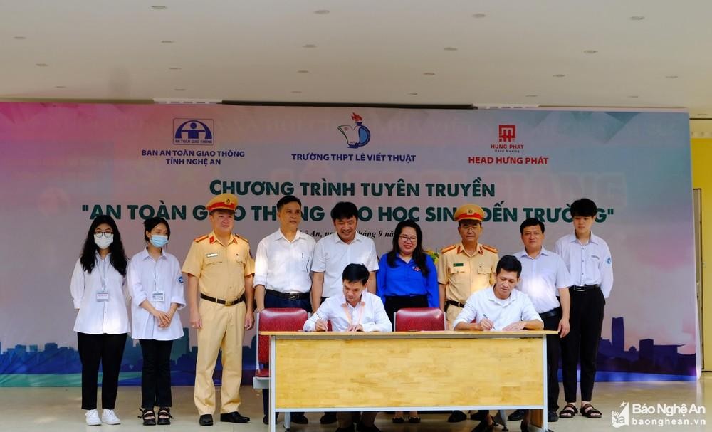 bna-ky-cam-ket-chap-hanh-nghiem-chinh-phap-luat-ve-trat-tu-an-toan-giao-thong-giua-hoc-sinh-nha-truong-va-phu-huynh-anh-my-ha-4140-6762.jpg