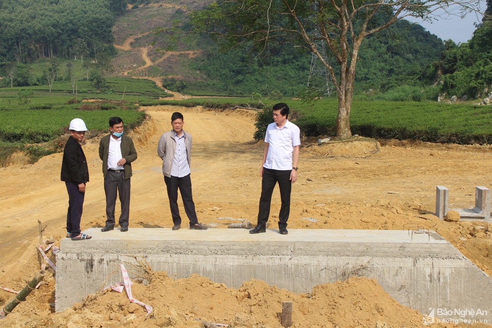bna-kiem-tra-tien-do-mo-duong-nguyen-lieu-tu-ban-trung-thanh-xa-yen-khe-di-thon-thung-coong-xa-chi-khe-anh-ba-hau-8175.jpg