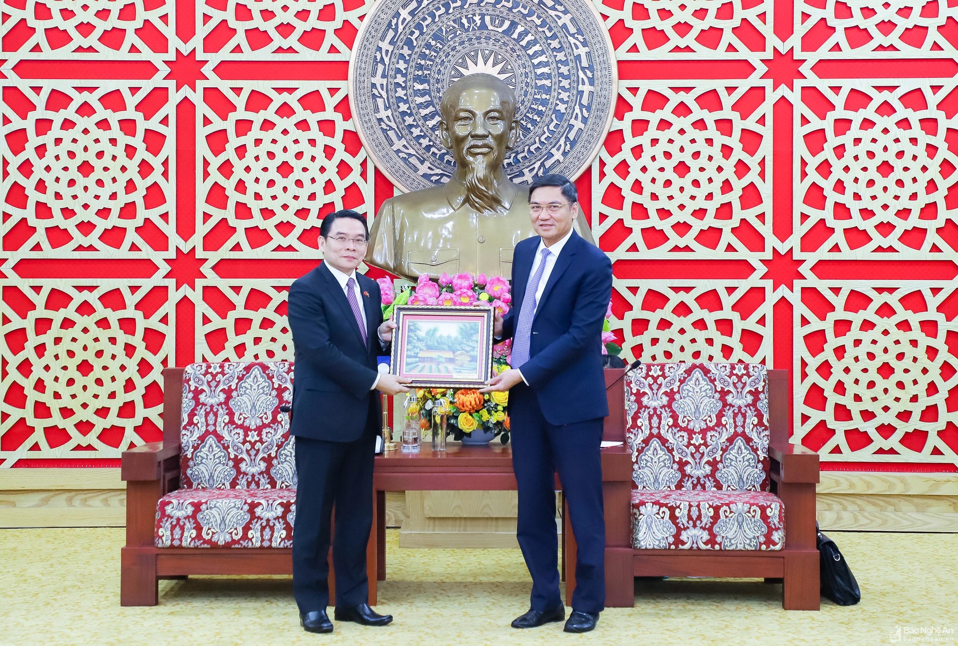bna-pho-bi-thu-tinh-uy-pho-chu-tich-ubnd-tinh-hoang-nghia-hieu-tang-qua-luu-niem-den-bi-thu-tinh-uym-tinh-truong-tinh-cham-pa-sac-lao-3815--n1.jpg