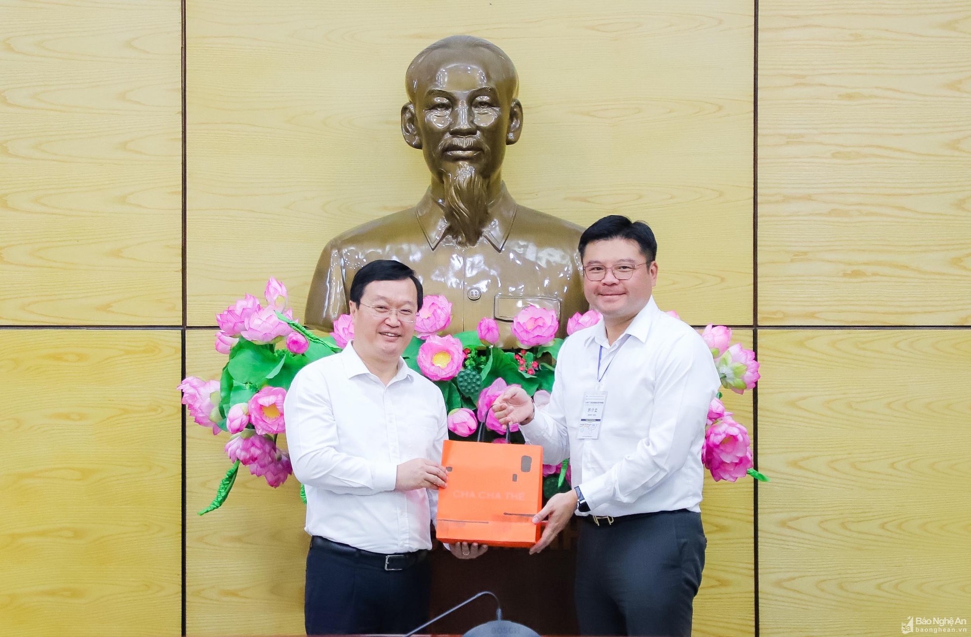 bna-pho-chu-tich-hiep-hoi-doanh-nghiep-dien-tu-dien-co-dai-loan-tang-qua-luu-niem-den-chu-tich-ubnd-tinh-nghe-an-5375.jpg
