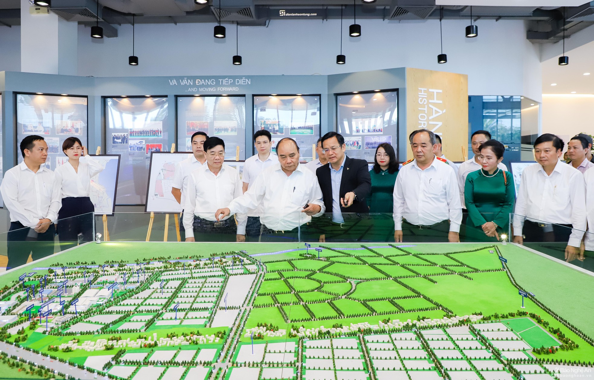 bna-chu-tich-nuoc-nguyen-xuan-phuc-nghe-gioi-thieu-ve-quy-mo-hoat-dong-cua-kcn-vsip-nghe-an-1491--n1.jpg