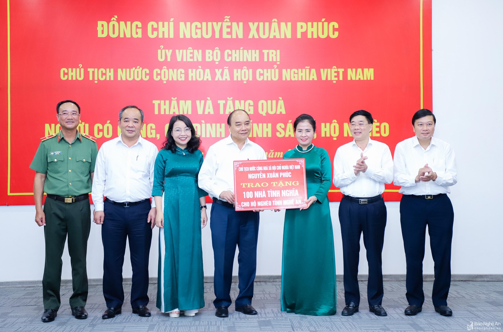 bna-chu-tich-nuoc-trao-tang-100-trieu-dong-xay-nha-tinh-nghia-cho-nguoi-ngheo-tinh-nghe-an-3830.jpg