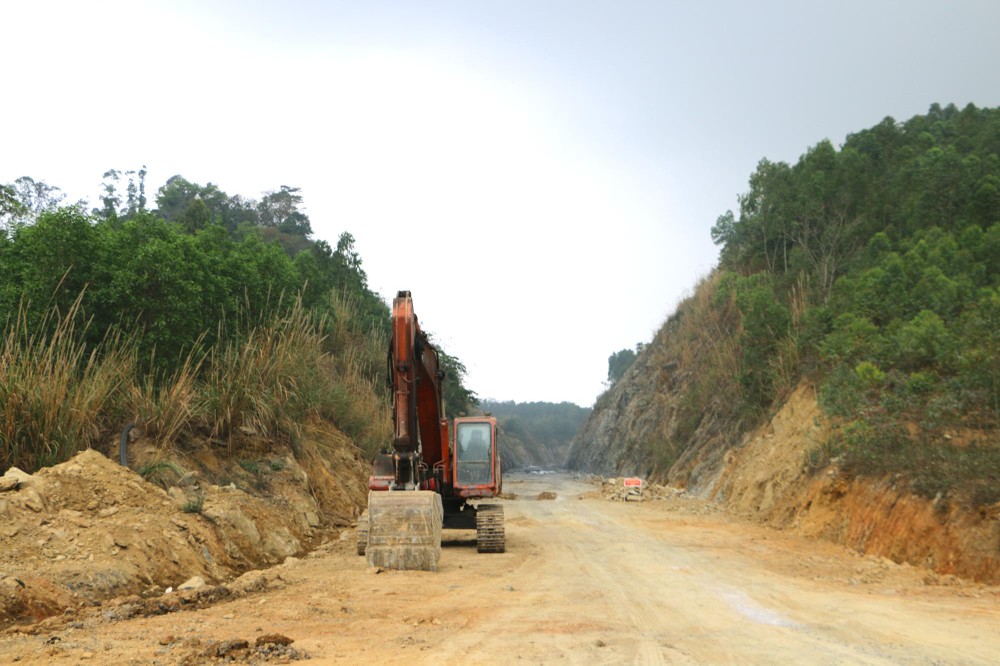 duong-noi-kcn-hoang-mai-2-va-nha-may-xi-mang-tan-thang-do-bi-vuong-ve-den-bu-nen-tien-do-thi-cong-kha-cham-9516.jpg
