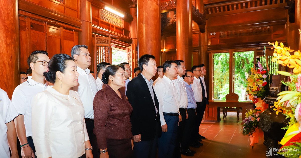 Văn phòng Phủ Thủ tướng Lào và Văn phòng Chính phủ Việt Nam dâng hương tưởng niệm Chủ tịch Hồ Chí Minh