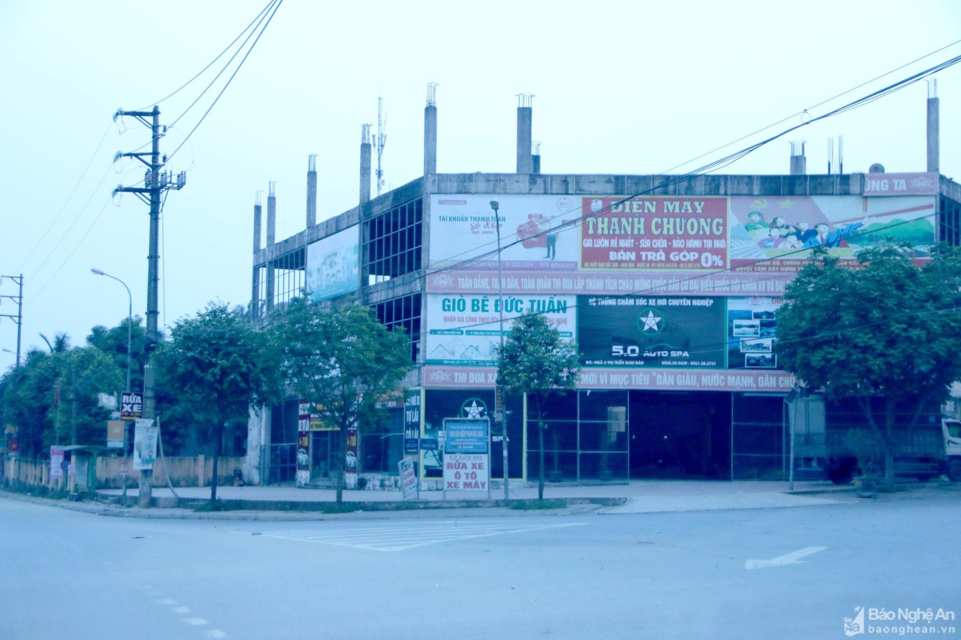 bai-2-toa-nha-nam-dan-plaza-nay-tro-thanh-diem-rua-xe-anh-tien-dong-5258.jpg
