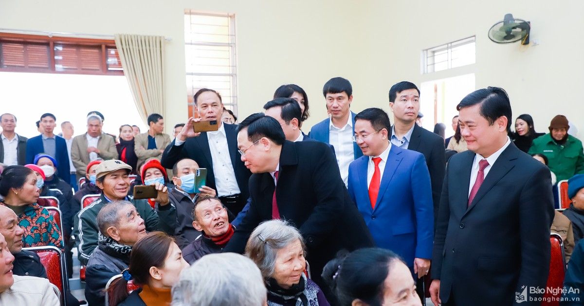 Chủ tịch Quốc hội Vương Đình Huệ thăm, tặng quà, chúc Tết hộ nghèo, gia đình chính sách, người có công tại huyện Nam Đàn