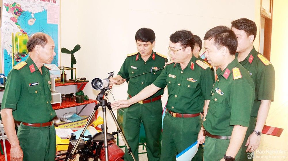 tham-quan-mo-hinh-sang-kien-cai-tien-ky-thuat-trong-cong-tac-huan-luyen-san-sang-chien-dau-cua-bo-chqs-tinh-3452.jpg