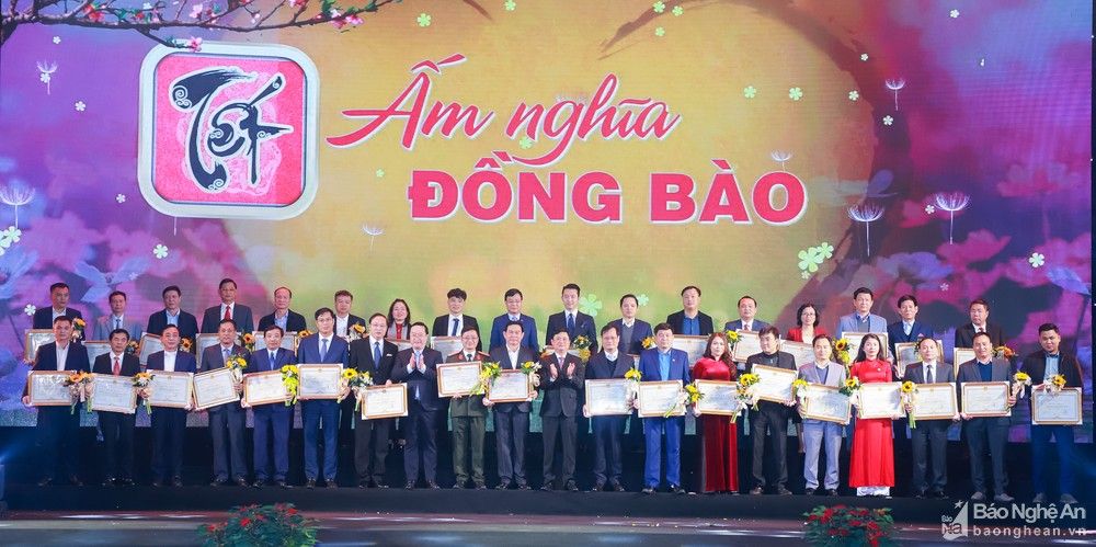 bna-bi-thu-tinh-uy-thai-thanh-quy-va-chu-tich-ubnd-tinh-nguyen-duc-trung-trao-tang-bang-khen-cho-cac-to-chuc-don-vi-ung-ho-chuong-trinh-tet-vi-nguoi-ngheo-4334--n1.jpg