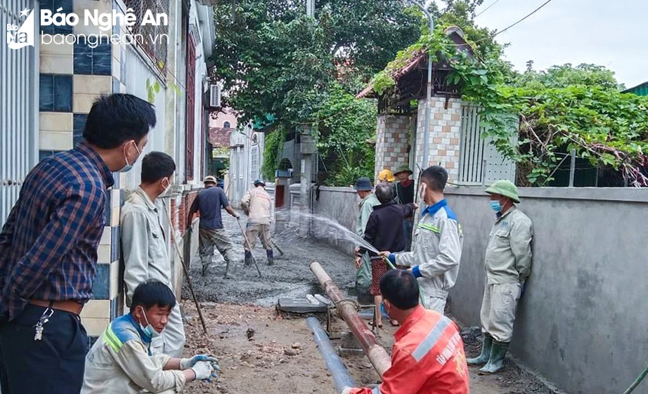 bna-nguoi-dan-phuong-thu-thuy-thi-xa-cua-lo-chu-dong-ban-bac-va-xay-dung-duong-be-tong-anh-bai-mai-hoa-4289.jpg.webp
