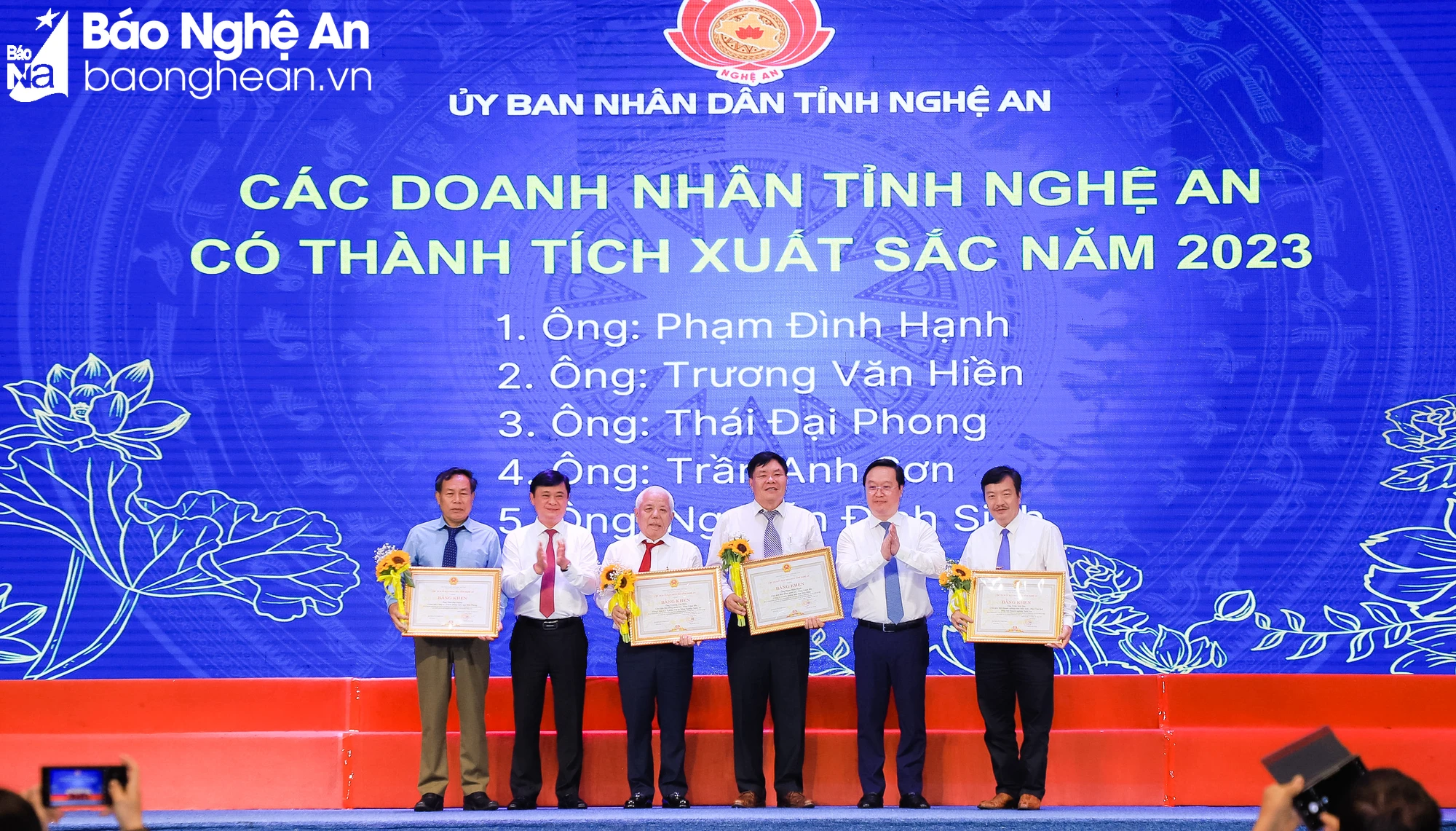 bna-bi-thu-tinh-uy-thai-thanh-quy-va-chu-tich-ubnd-tinh-nguyen-duc-trung-tang-bang-khen-cho-cho-cac-doanh-nhan-tieu-bieu-nam-2023-9207.jpg.webp