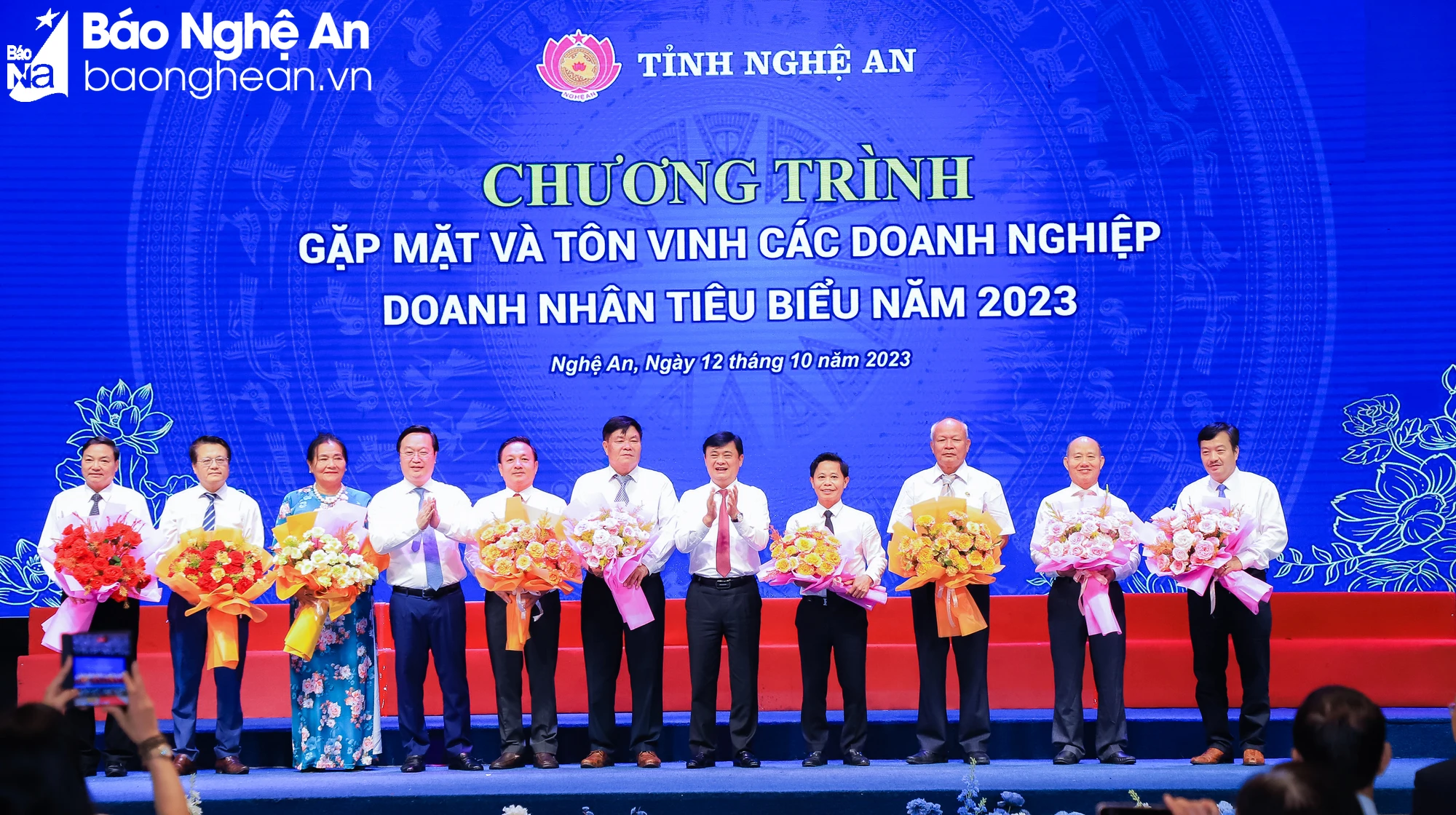 bna-bi-thu-tinh-uy-thai-thanh-quy-va-chu-tich-ubnd-tinh-nguyen-duc-trung-tang-hoa-chuc-mung-lanh-dao-hiep-hoi-doanh-nghiep-hoi-doanh-nghiep-doanh-nhan-5448.jpg.webp