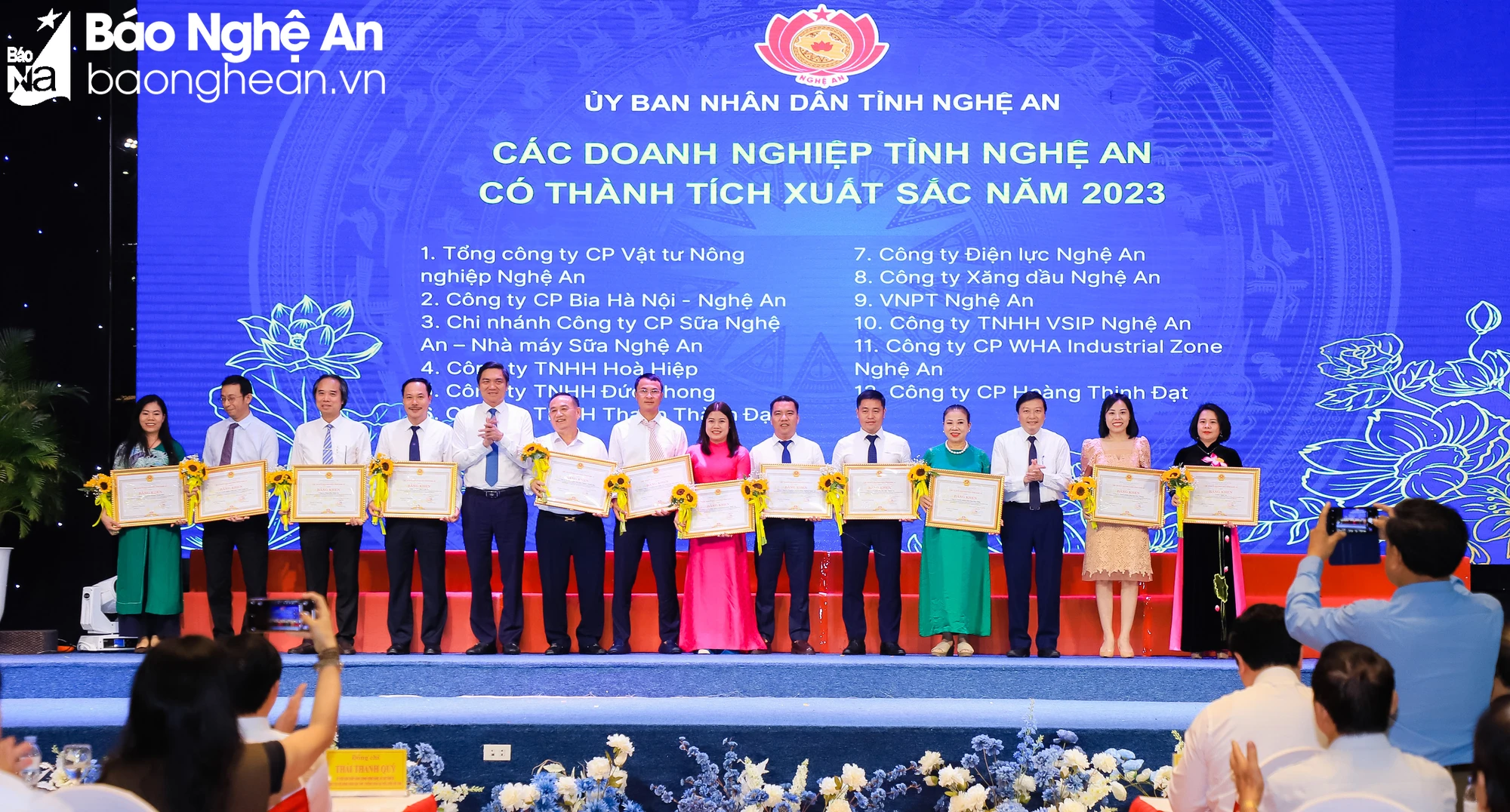 bna-pho-bi-thu-tinh-uy-hoang-nghia-hieu-va-pho-chu-tich-thuong-truc-ubnd-tinh-le-hong-vinh-trao-tang-bang-khen-cho-cac-doanh-nghiep-tieu-bieu-nam-2023-330.jpg.webp