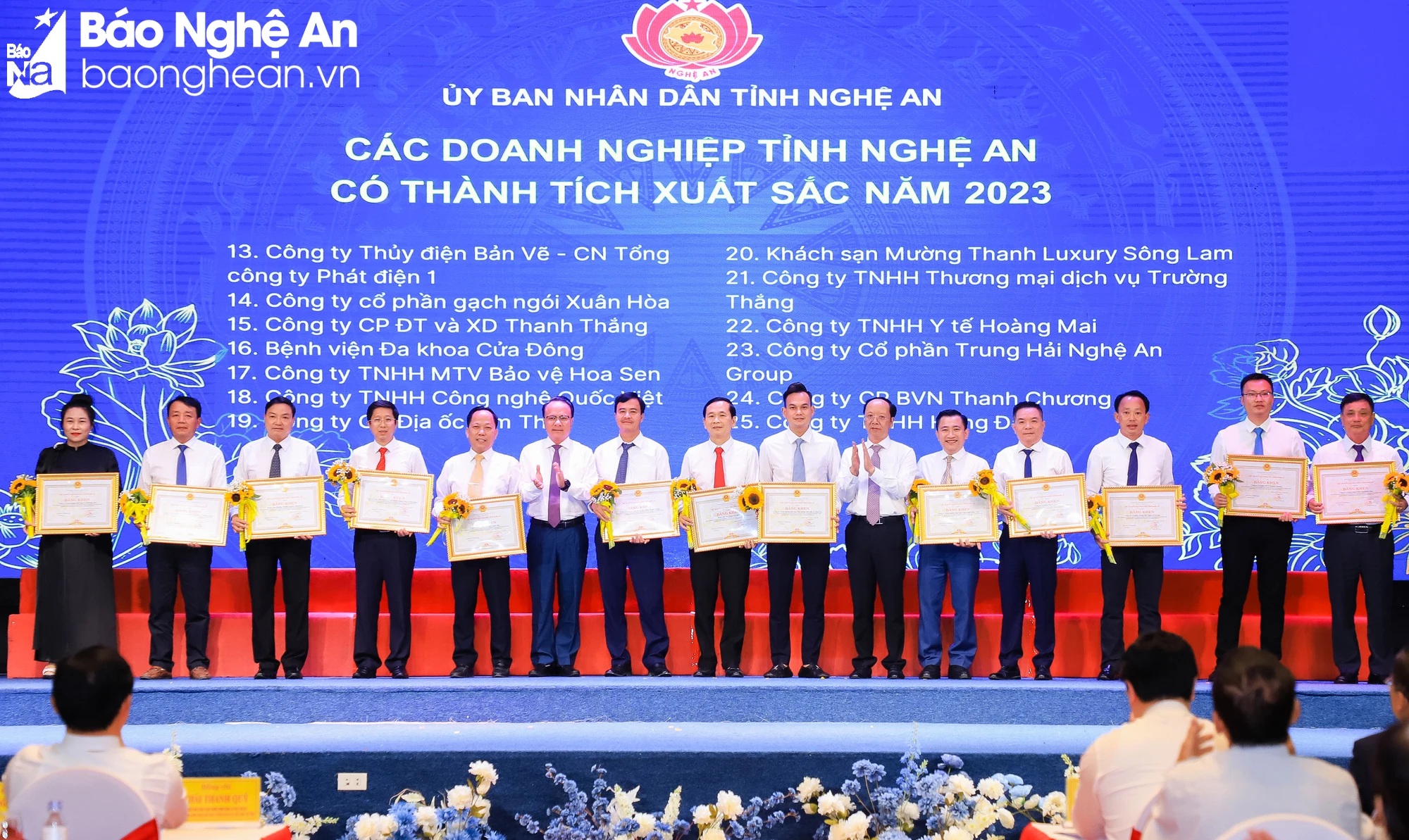 bna-pho-chu-tich-thuong-truc-hdnd-tinh-nguyen-nam-dinh-va-pho-chu-tich-ubnd-tinh-bui-thanh-an-trao-tang-bang-khen-cho-cac-doanh-nghiep-tieu-bieu-nam-2023-2105.jpg.webp