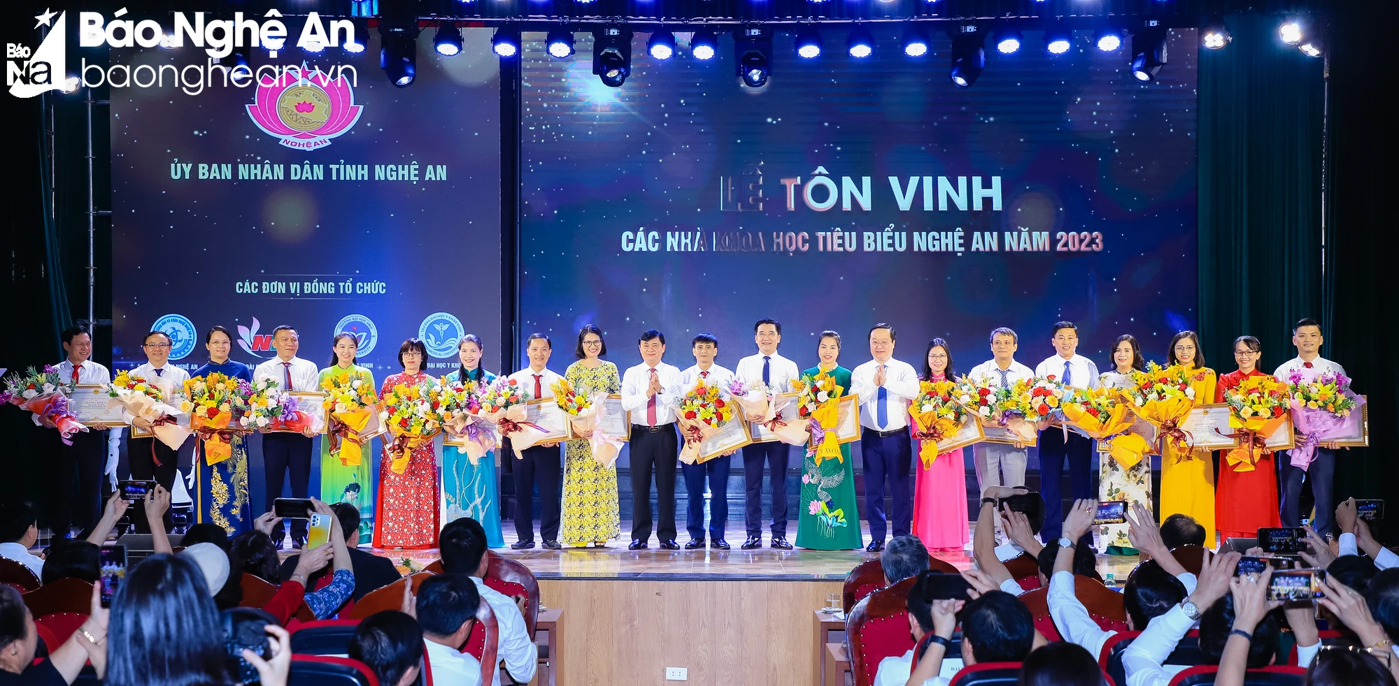 bna-bi-thu-tinh-uy-thai-thanh-quy-va-chu-tich-ubnd-tinh-nguyen-duc-trung-trao-tang-bang-khen-cho-20-ca-nhan-co-thanh-tich-tieu-bieu-trong-linh-vuc-khoa-hoc-va-cong-nghe-2791.jpg.webp