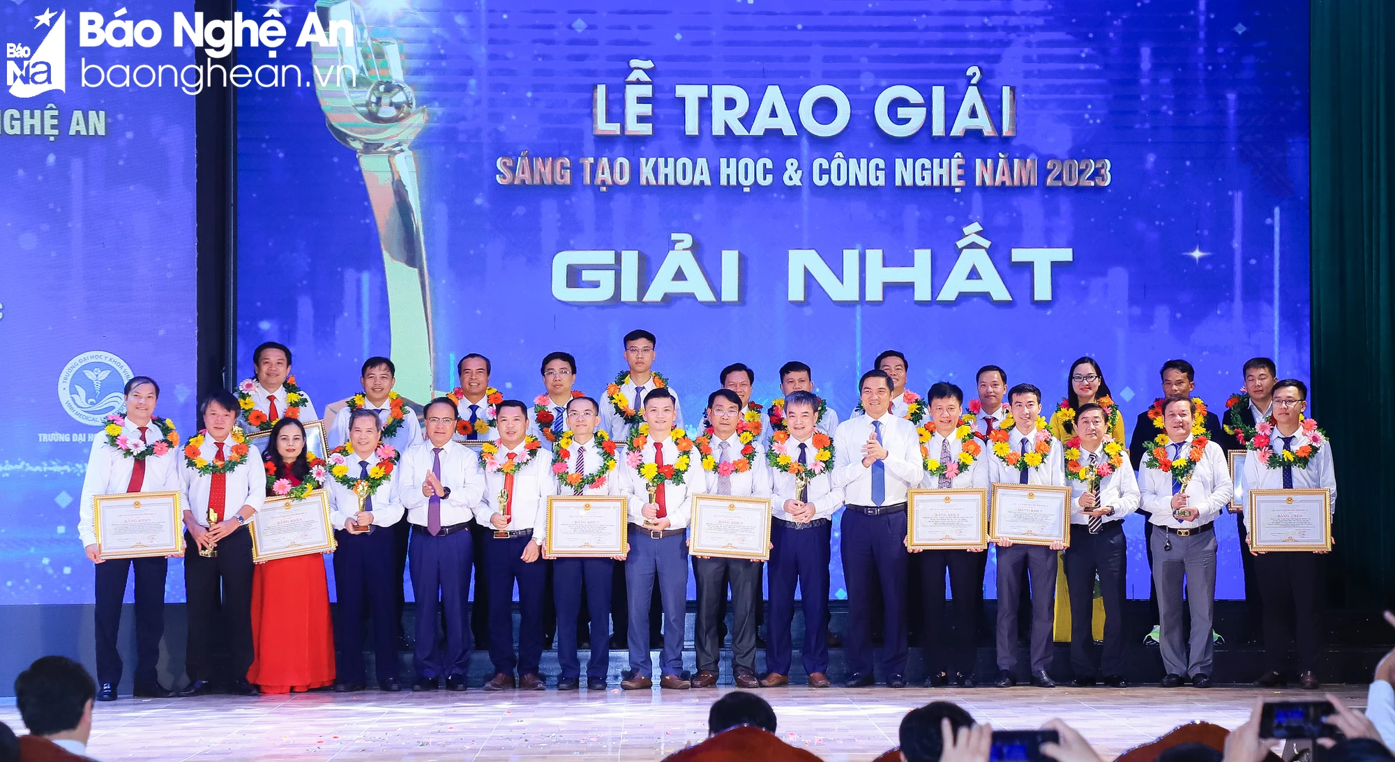 bna-pho-bi-thu-tinh-uy-hoang-nghia-hieu-va-pho-chu-tich-thuong-truc-hdnd-tinh-nguyen-nam-dinh-trao-giai-thuong-sang-tao-khoa-hoc-va-cong-nghe-cho-nhom-tac-gia-dat-giai-nhat-813.jpg.webp