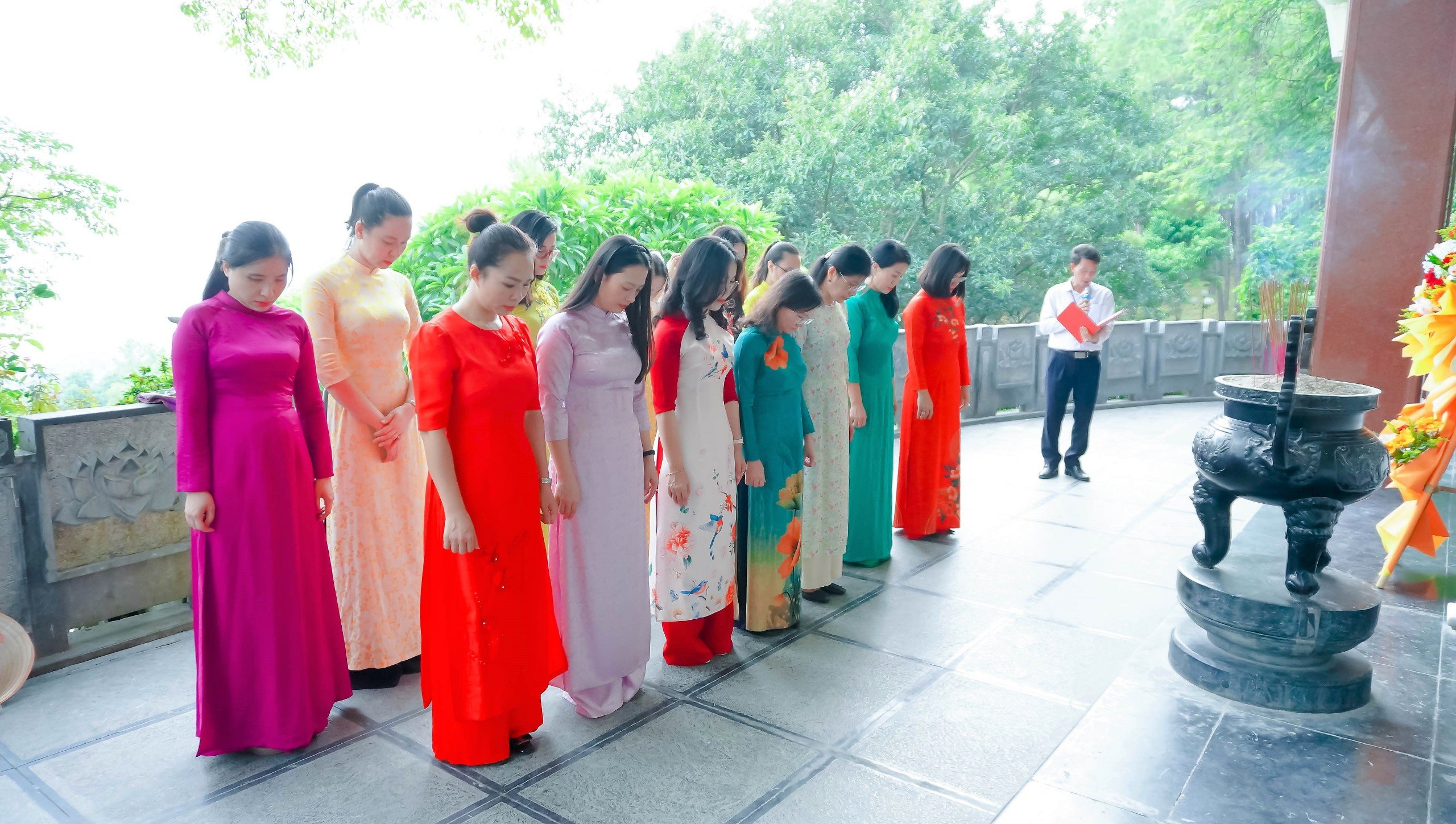 Nữ công Văn phòng Đoàn ĐBQH và HĐND tỉnh dâng hương tưởng niệm Bà Hoàng Thị Loan