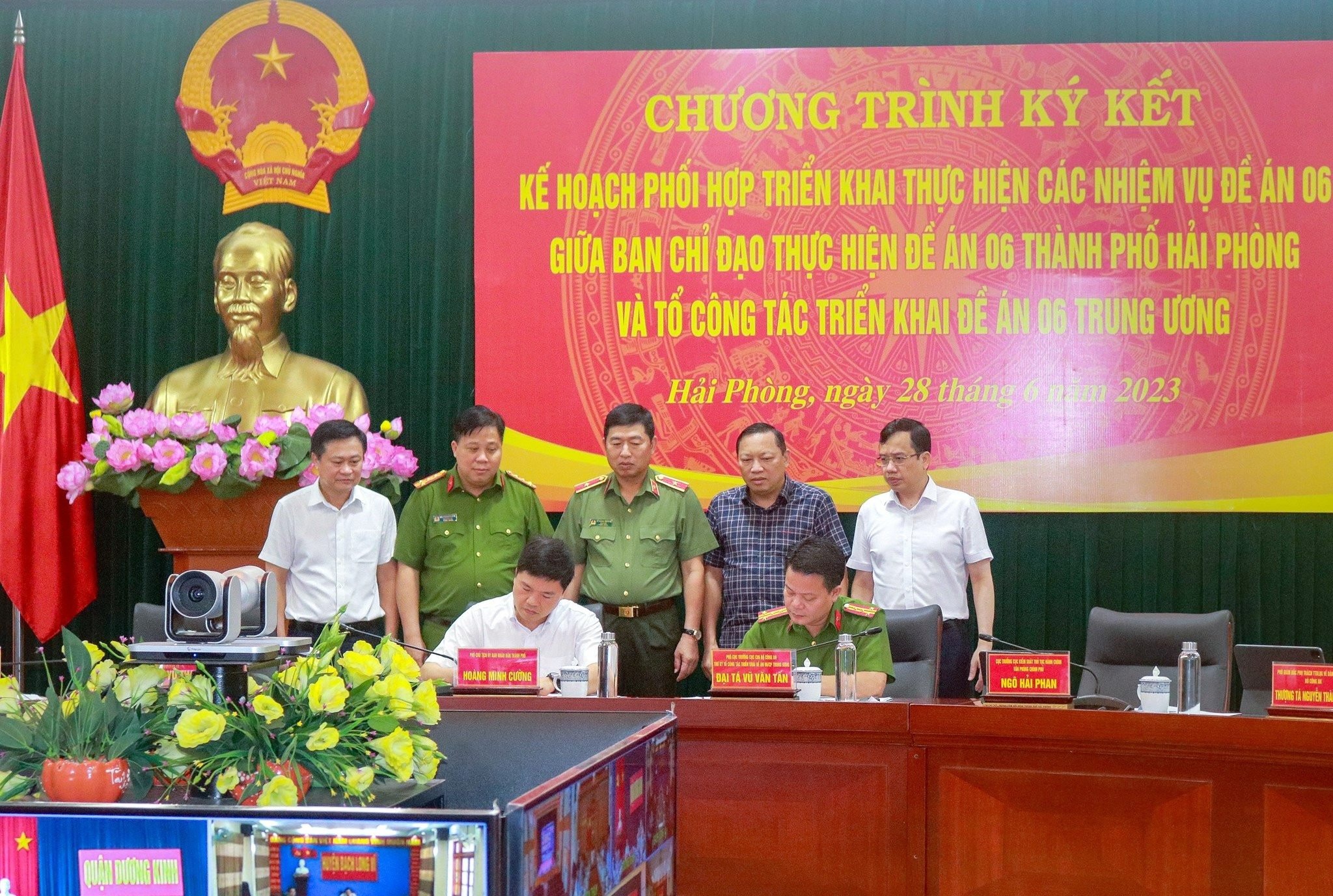 ong-cuong-va-cong-an-voi-so-4t-240.jpeg