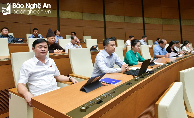 bna-bi-thu-tinh-uy-thai-thanh-quy-truong-doan-dbqh-tinh-va-cac-dbqh-doan-nghe-an-du-tai-phien-thao-luan-ngay-111-anh-nam-an-9805.jpg.webp