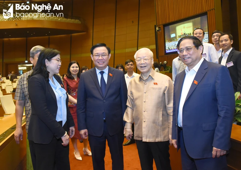 bna-tong-bi-thu-nguyen-phu-trong-va-cac-dong-chi-lanh-dao-quoc-hoi-chinh-phu-trao-doi-ben-le-phien-lam-viec-anh-nam-an-3532.jpg.webp