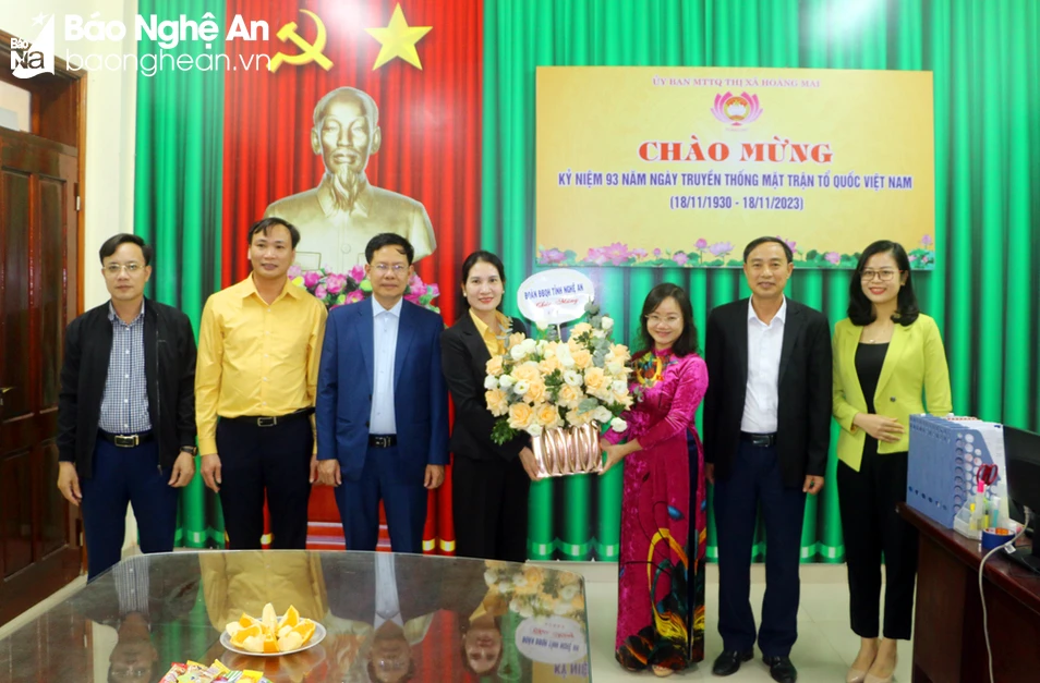bna-tang-hoa-chuc-mung-ub-mat-tran-tx-3725.jpg.webp