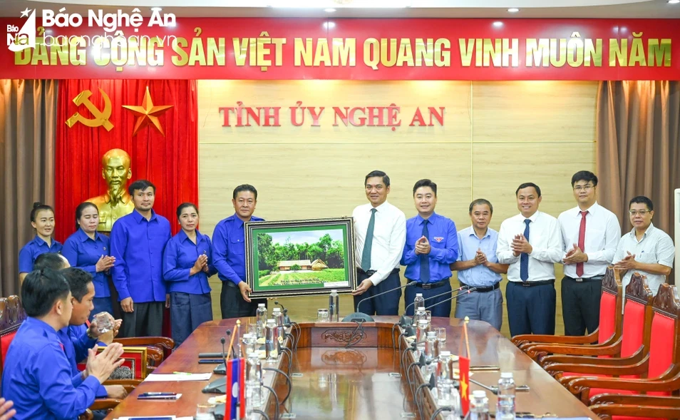 pho-bi-thu-tinh-uy-hoang-nghia-hieu-tang-qua-doan-dai-bieu-doan-thanh-nien-nuoc-ban-lao-anh-thanh-cuong-8912.jpg.webp