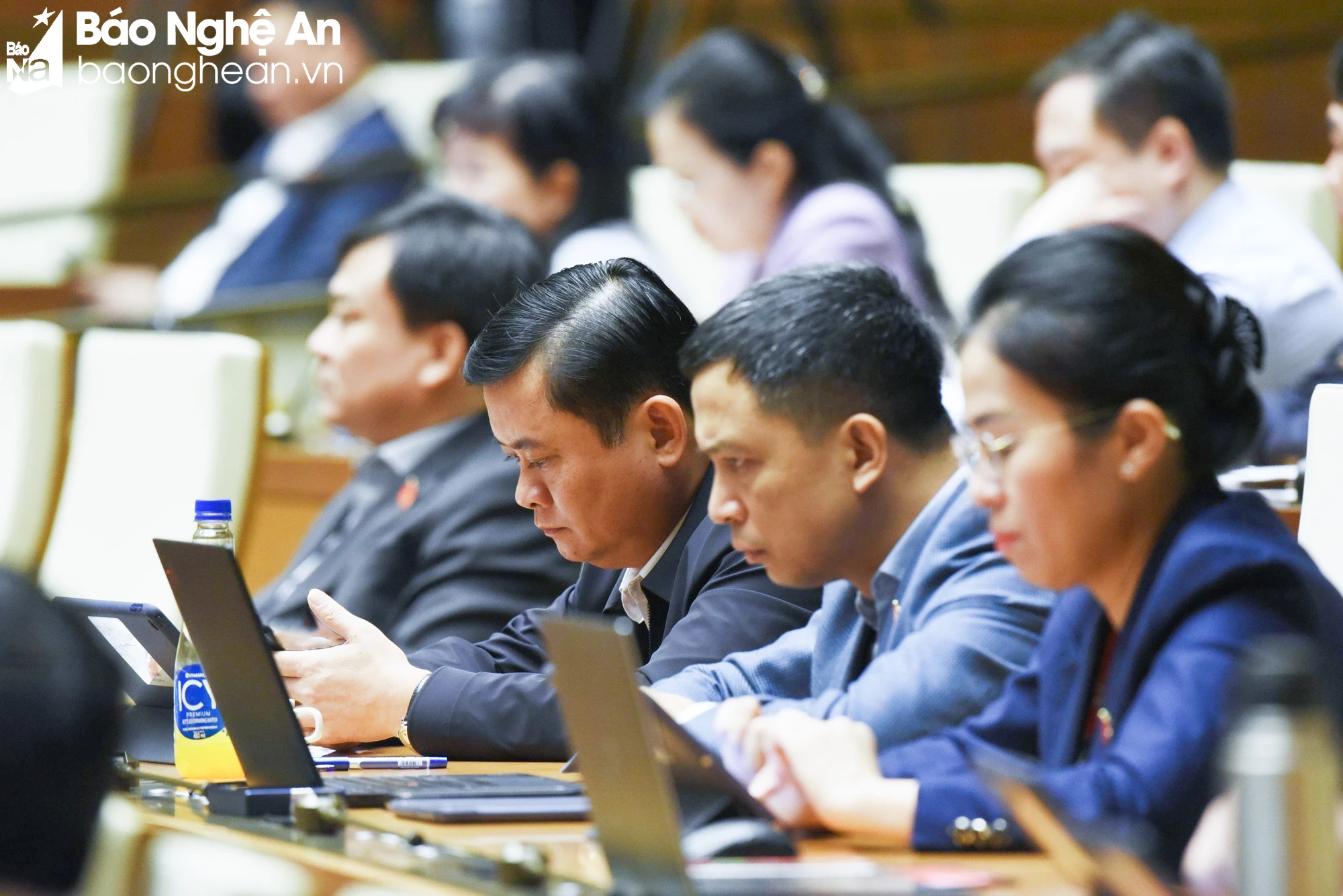 bna-cac-dai-bieu-quoc-hoi-doan-nghe-an-tai-phien-lam-viec-ngay-20-11-anh-nam-an-8676.jpg.webp