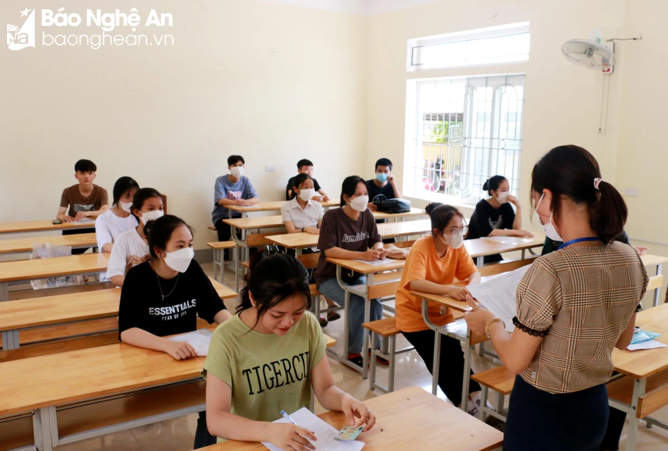 bna-cac-thi-sinh-nghe-quy-che-ky-thi-tot-nghiep-thpt-nam-2022-anh-my-ha-1168.jpeg.webp