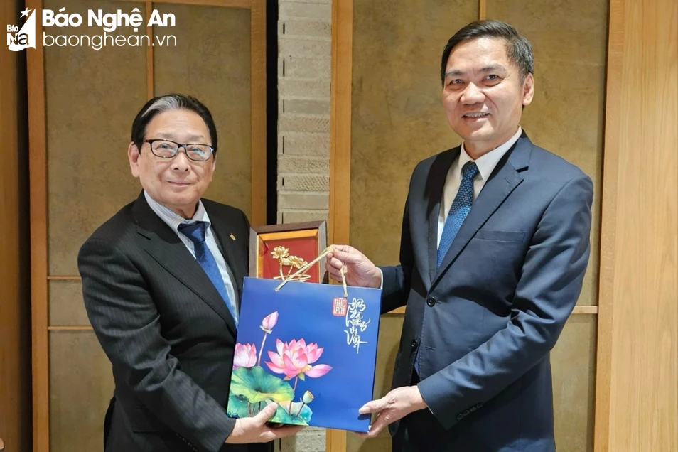 bna-dong-chi-hoang-nghia-hieu-trao-qua-cua-nghe-an-6262.jpeg.webp