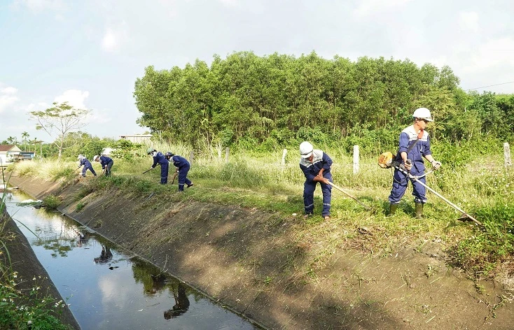 a1-cong-nhan-thuy-nong-cong-ty-tnhh-thuy-loi-phu-quy-doi-nang-cat-co-don-kenh-muong-nhung-ngay-nang-nong-8706.jpg.webp