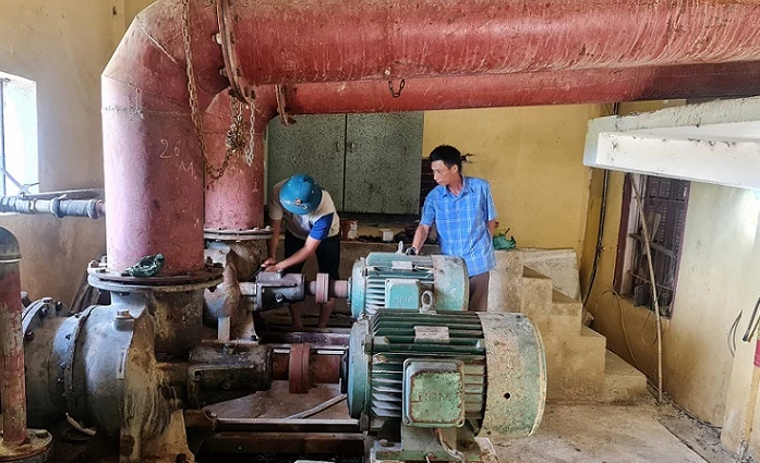 a2-khoi-luong-cong-viec-lon-ap-luc-nhung-dong-luong-beo-bot-khien-nhieu-cong-nhan-khong-man-ma-voi-nghe-4423.jpg.webp