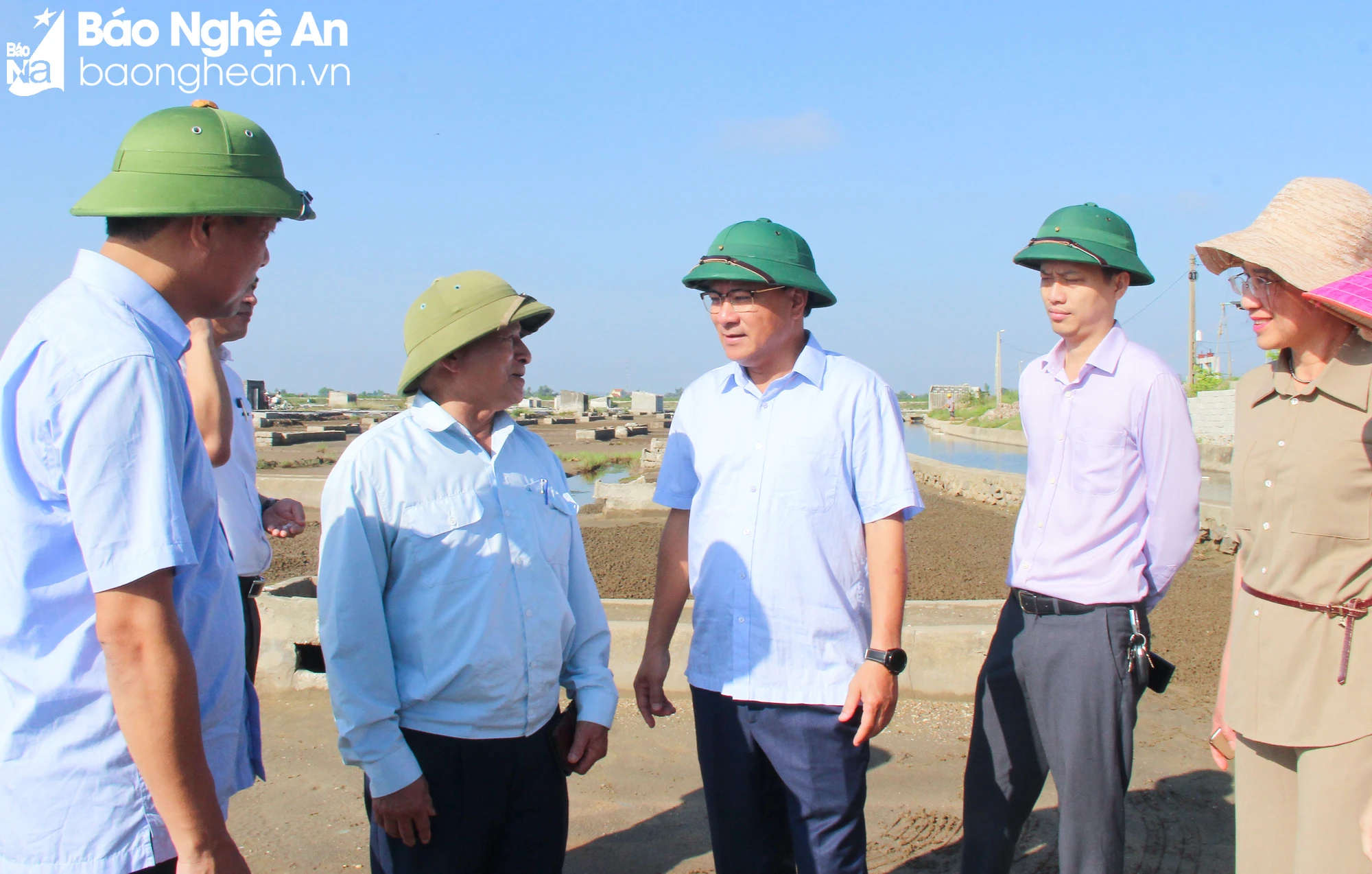 bna-dong-chi-nguyen-nam-dinh-trao-doi-voi-nguoi-dan-xa-quynh-nghia-huyen-quynh-luu-lien-quan-den-chinh-sach-phat-trien-4498.jpg.webp