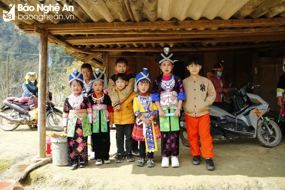 bna-cac-du-khach-nhi-chup-anh-cung-cac-em-nho-o-ban-muong-long-1-77.jpg.webp