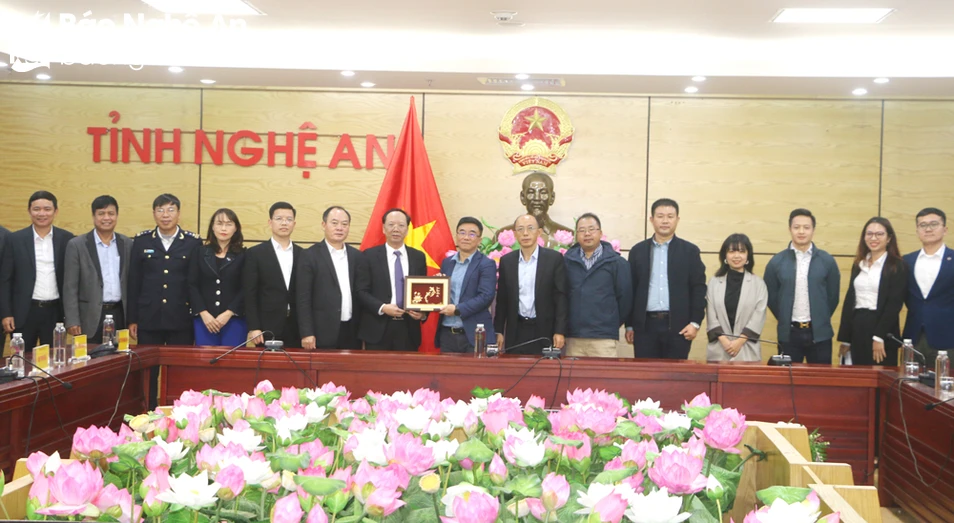 bna-lanh-dao-ubnd-tinh-trao-qua-va-chup-anh-luu-niem-voi-doan-cong-tac-cua-cong-ty-qtech-6608.jpg.webp