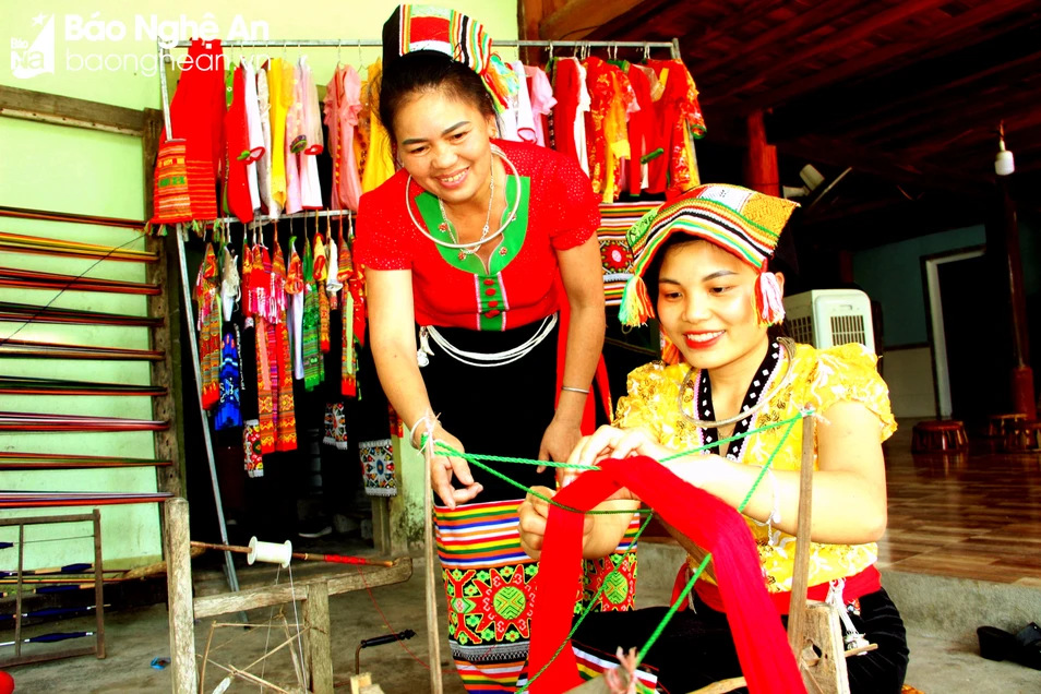 bna-nghe-det-tho-cam-la-mot-trong-nhung-hoat-dong-nham-thu-hut-khach-du-lich-len-mien-tay-xu-nghe1-9132.jpg.webp