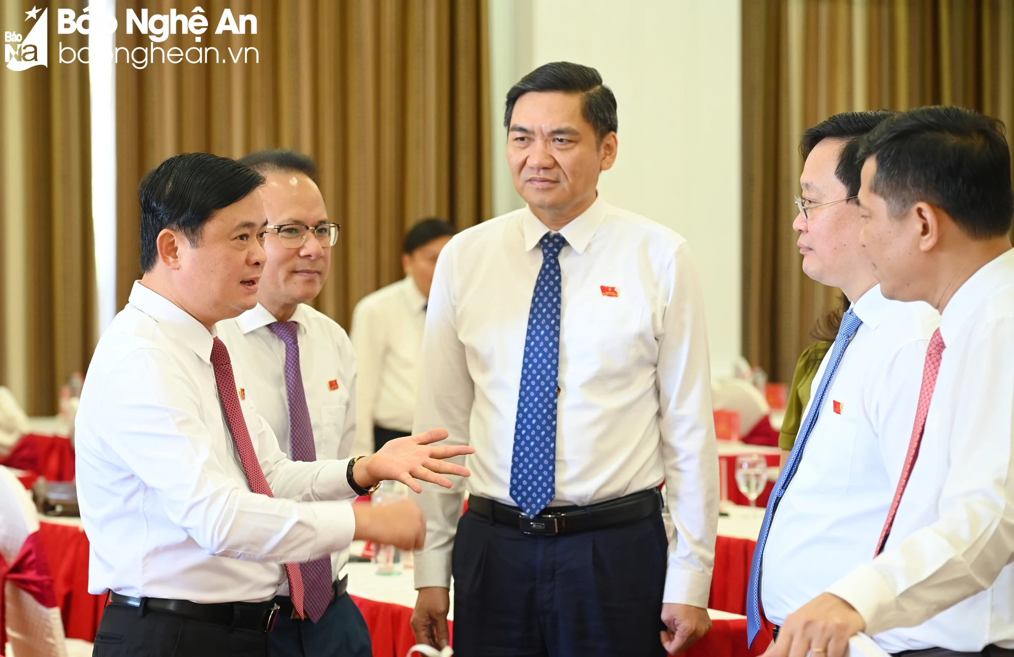 bna-cac-dong-chi-lanh-dao-tinh-uy-hdnd-tinh-ubnd-tinh-trao-doi-ben-le-ky-hop-thu-14-hdnd-tinh-khoa-xviii-anh-thanh-cuong-8161.jpeg.webp