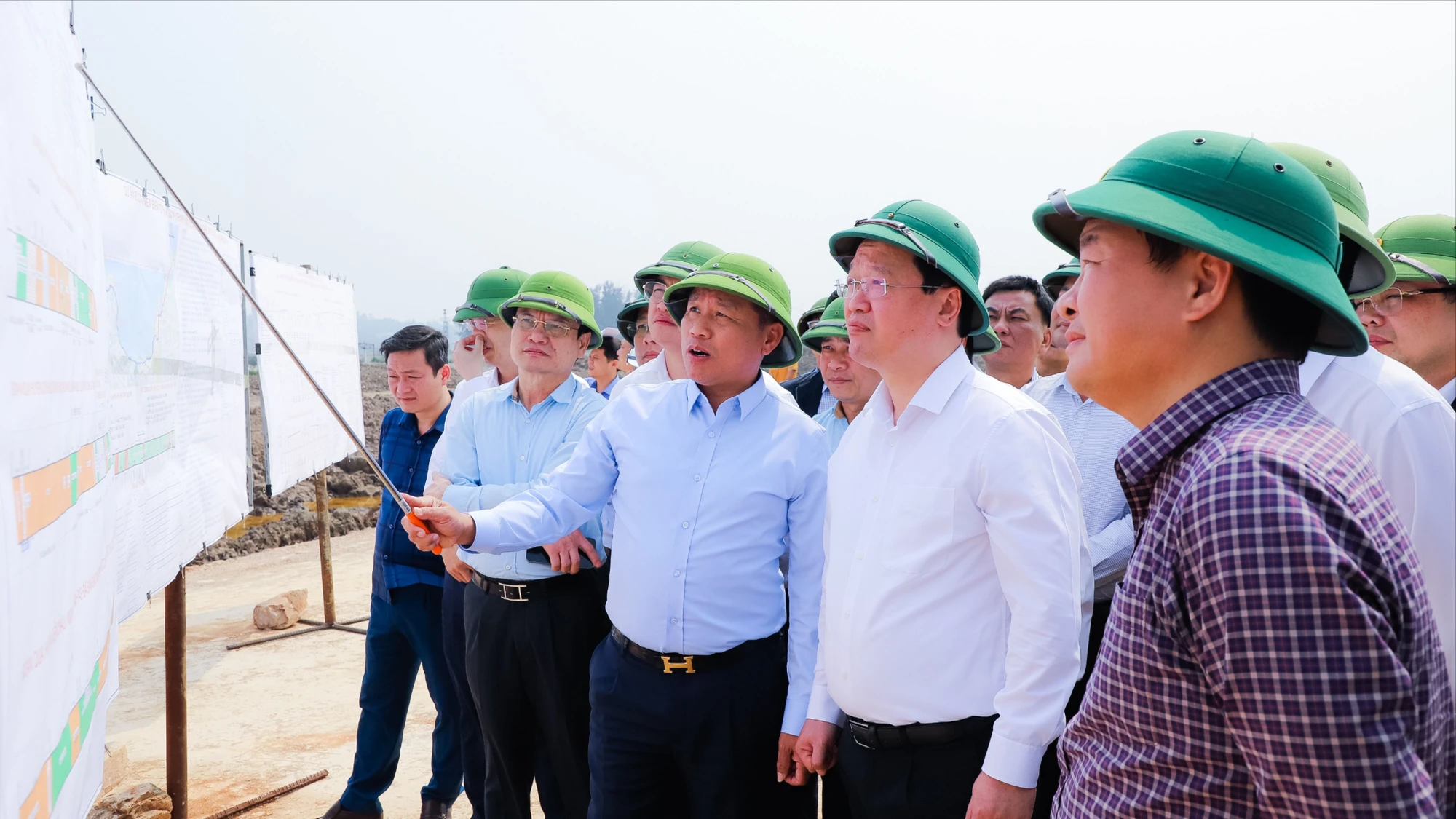 ban-sao-chu-tich-ubnd-tinh-nguyen-duc-trung-nghe-lanh-dao-so-gtvt-bao-cao-tien-do-trien-khai-du-an-duong-ven-bien-408.jpg.webp