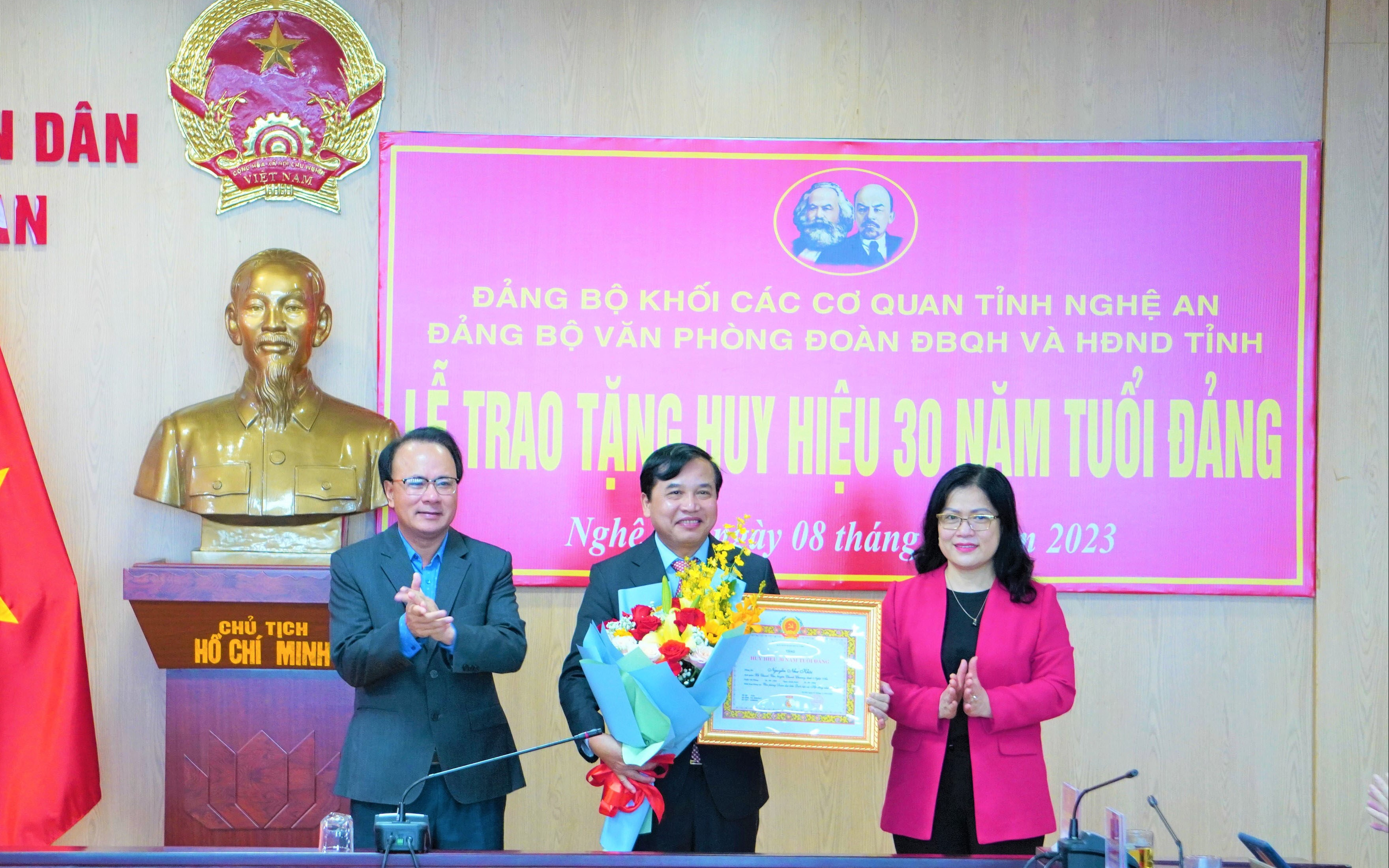 Đảng bộ Văn phòng Đoàn ĐBQH và HĐND tỉnh: Trao Huy hiệu 30 năm tuổi Đảng cho đảng viên